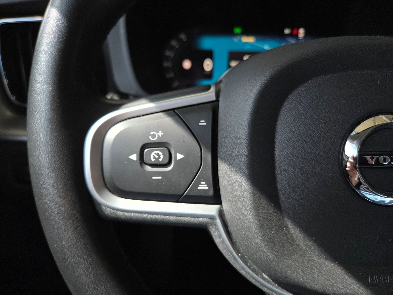 Fahrzeugabbildung Volvo XC60 Momentum 2WD RFK LED ALU
