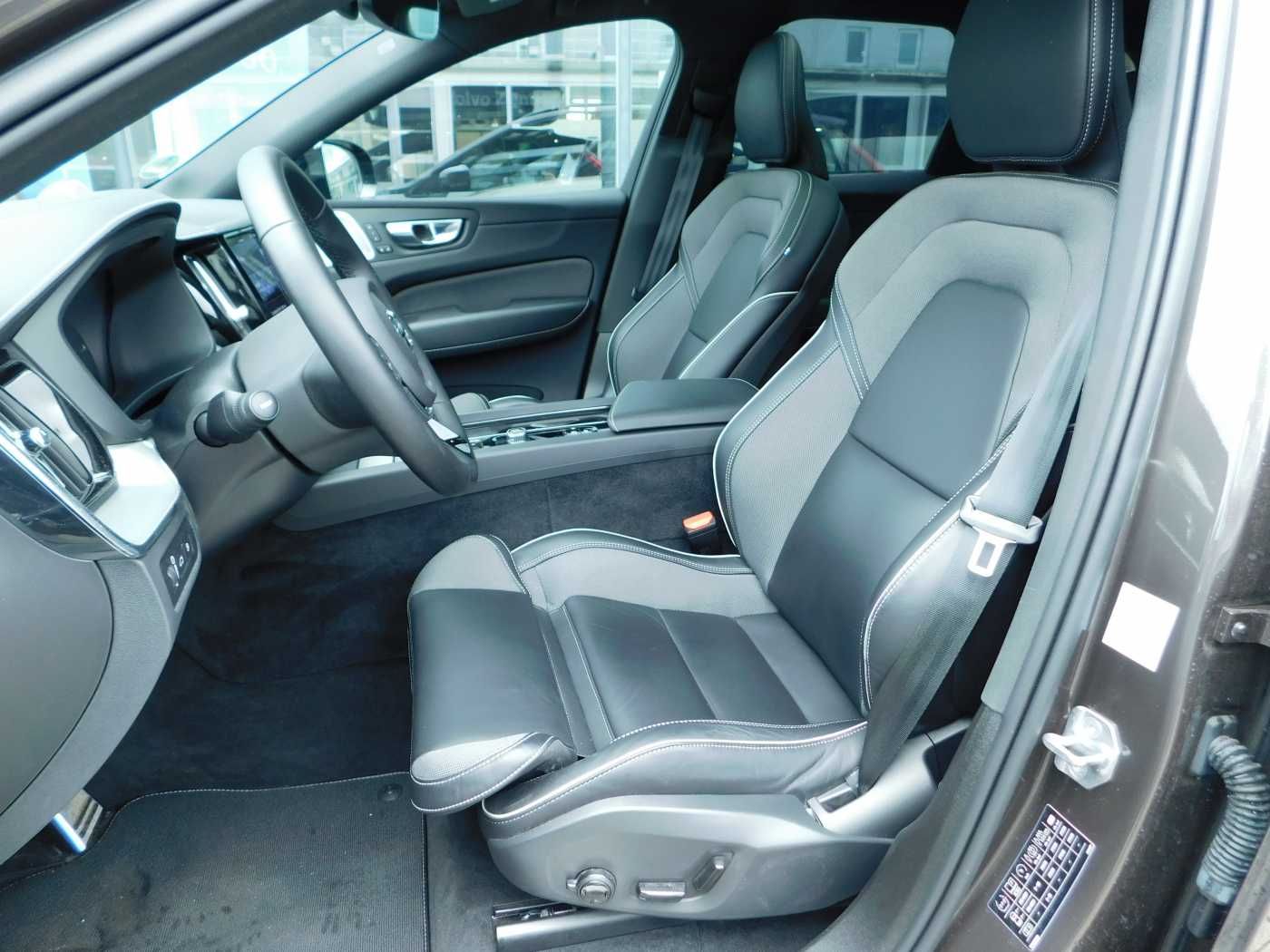Fahrzeugabbildung Volvo XC60 T8 AWD R-Design 'Head-Up ACC'