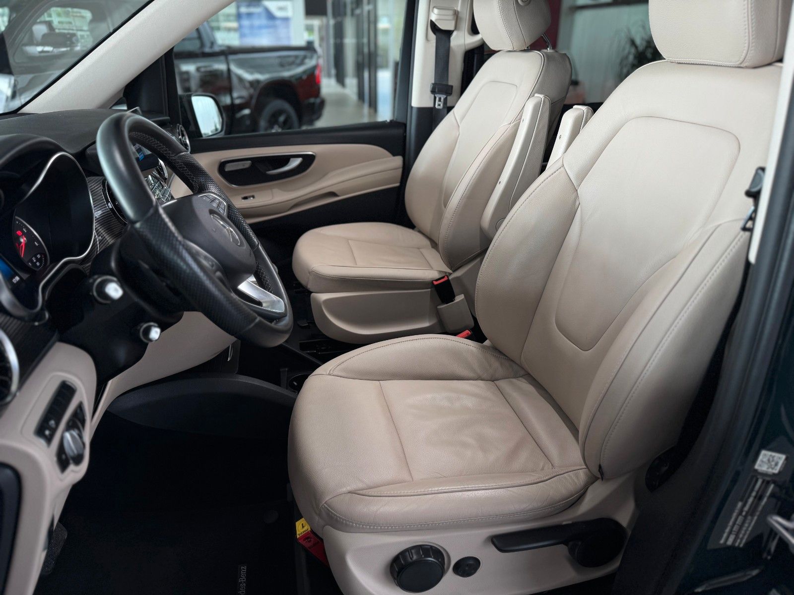 Fahrzeugabbildung Mercedes-Benz V-Klasse V 250d AVANTGARDE EDITION lang "AHK"