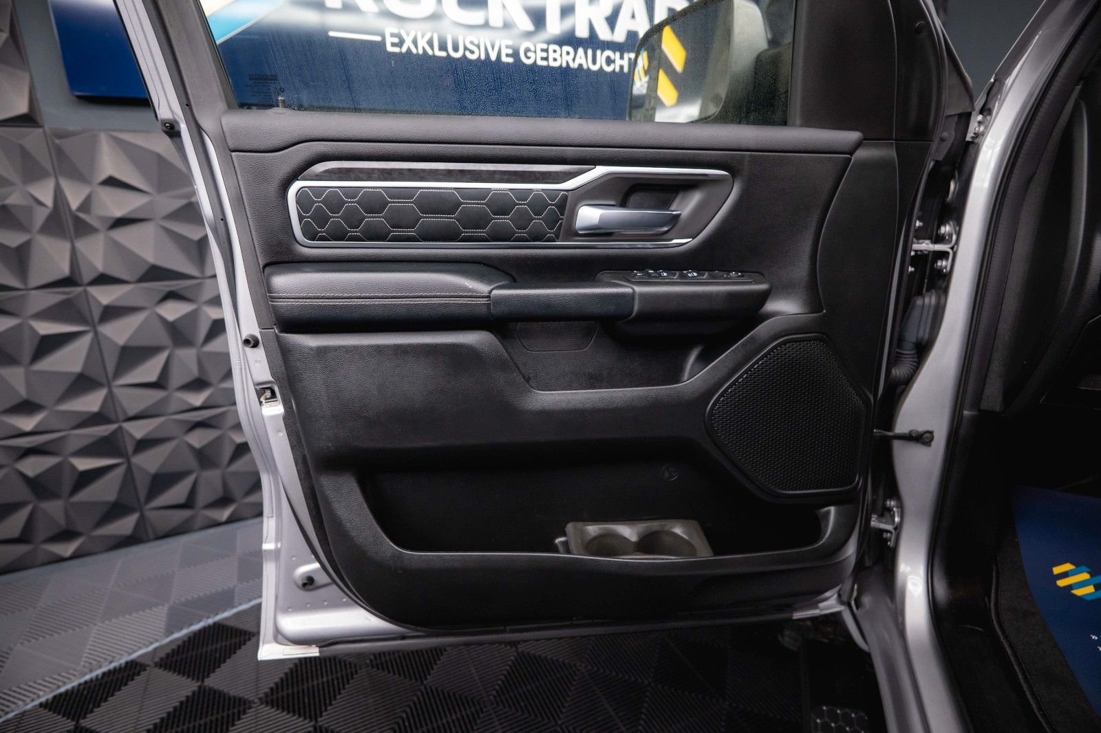 Fahrzeugabbildung Dodge RAM 5.7 V8 HEMI 4x4 OFFROAD NightPaket AXLE LOCK