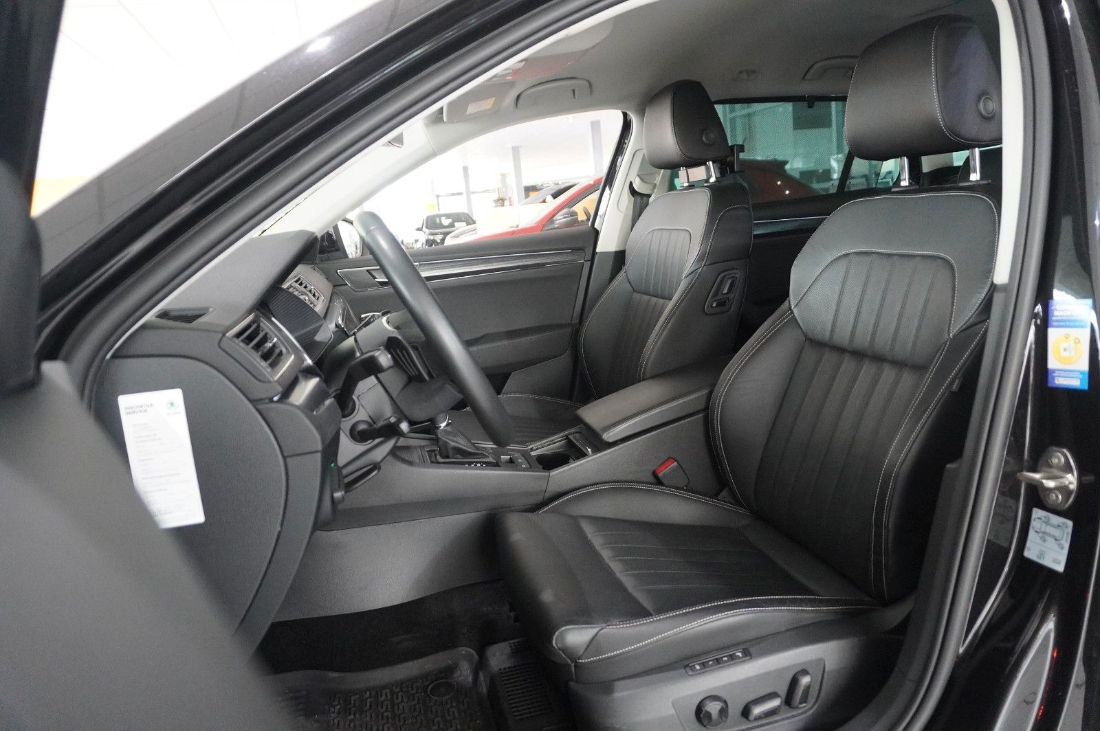 Fahrzeugabbildung SKODA Superb Combi 2.0D PREMIUM 4X4 NAVI/LED/360°/AHK