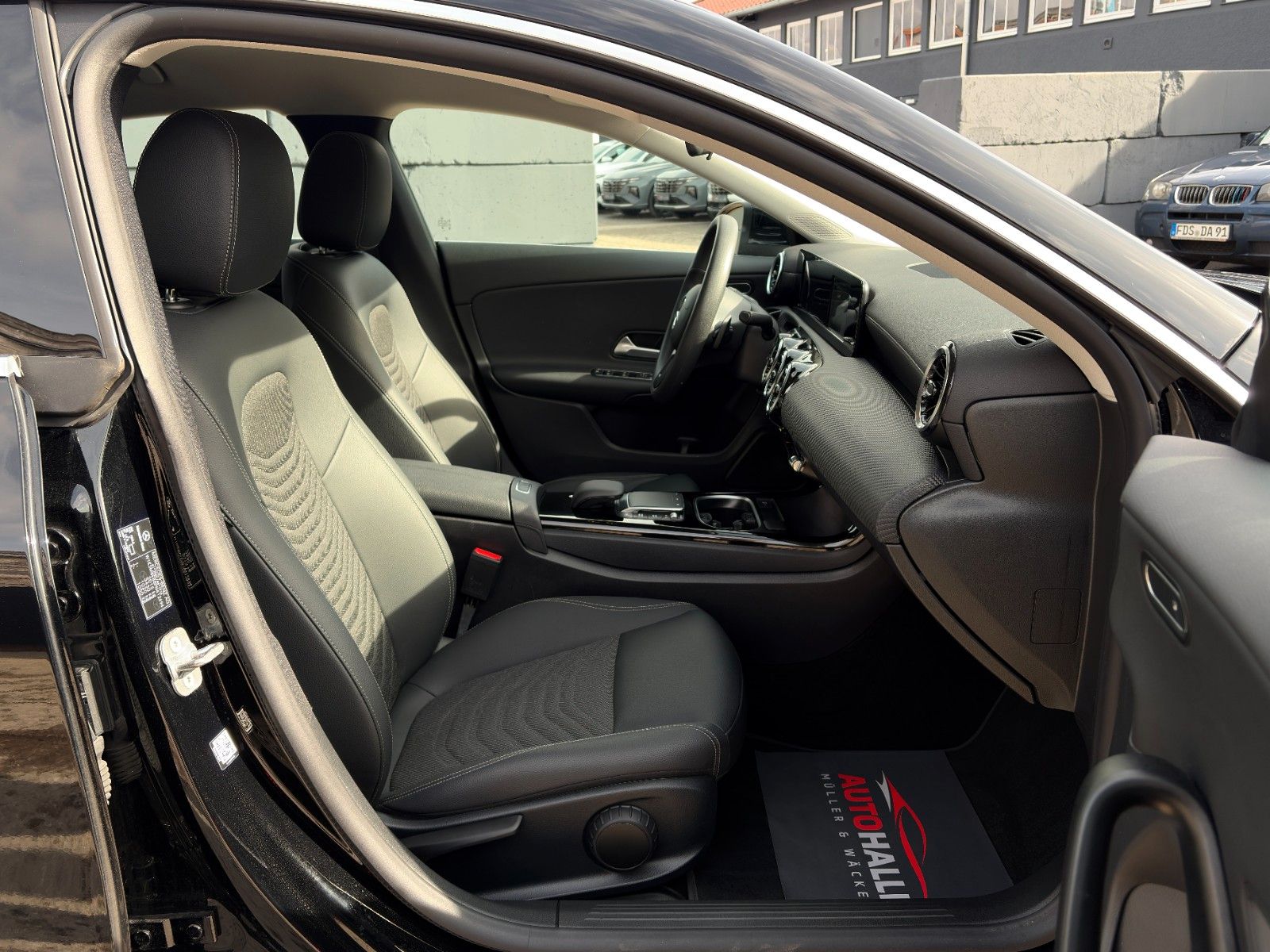 Fahrzeugabbildung Mercedes-Benz CLA 180 Shooting Brake TEMP CarPlay PDC SHZ