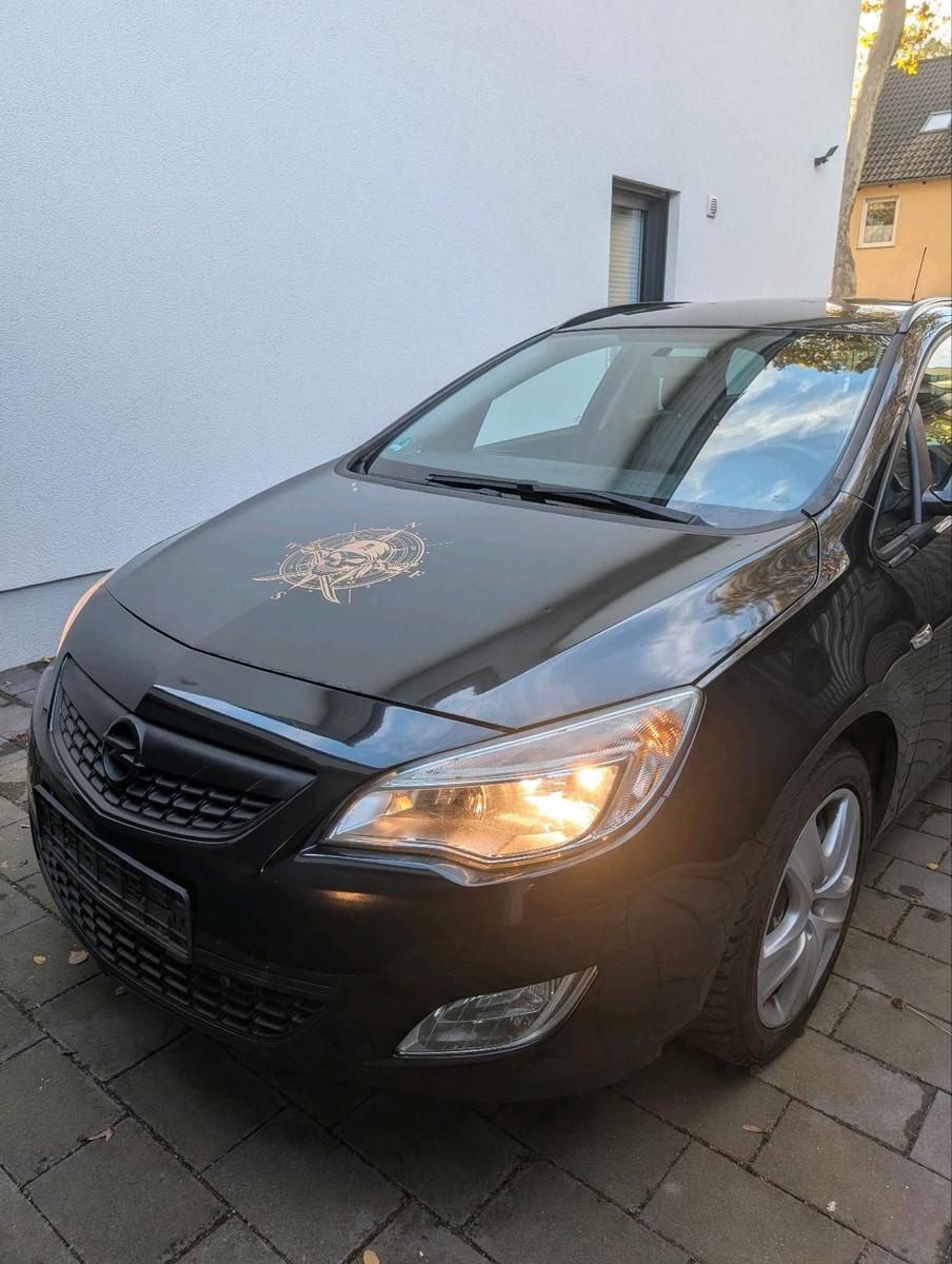 Opel Astra 2012 — салон