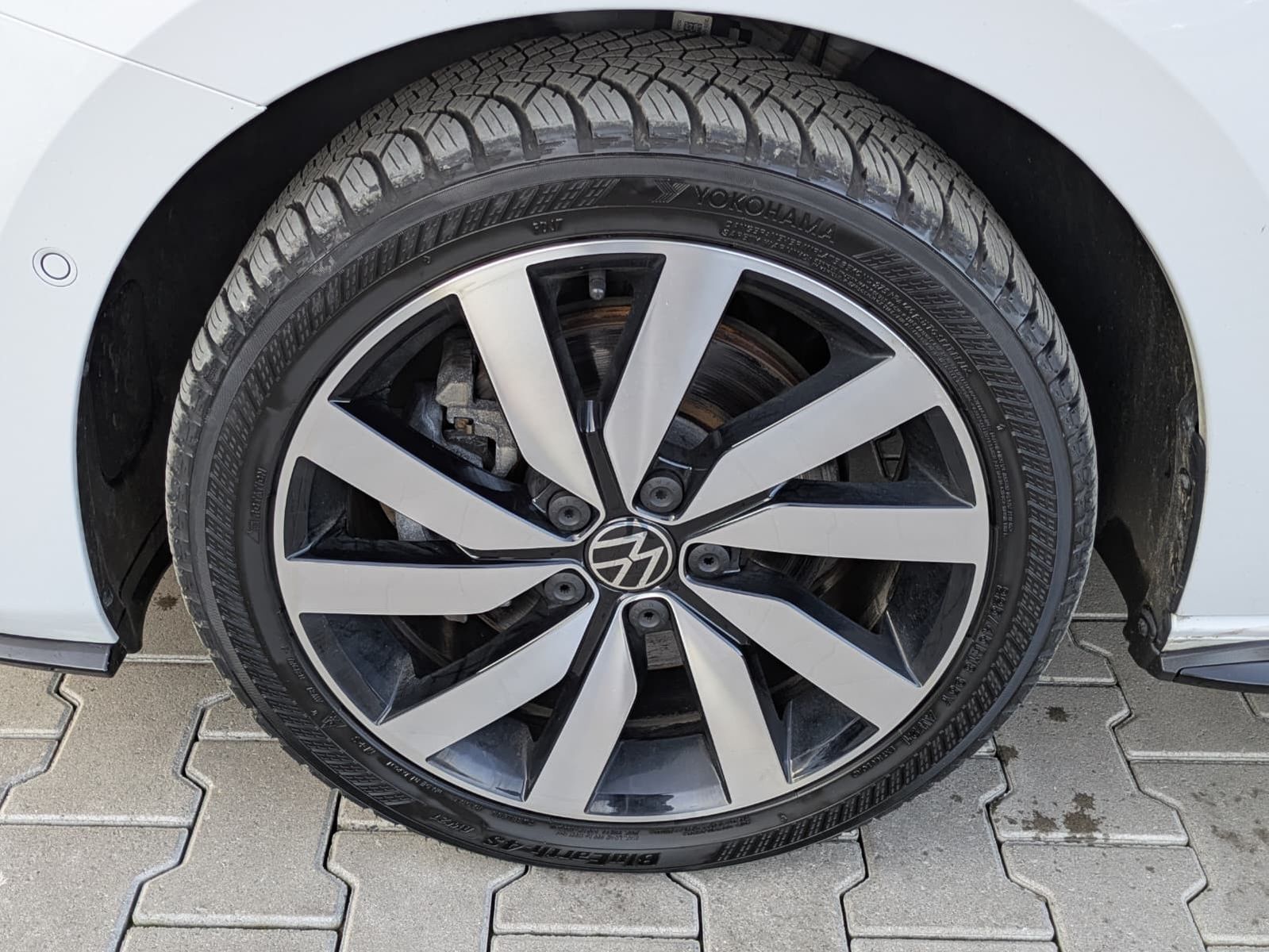 Fahrzeugabbildung Volkswagen Touran 2.0 DSG R-Line High BLACK Pano*7Si*IQ*AHK