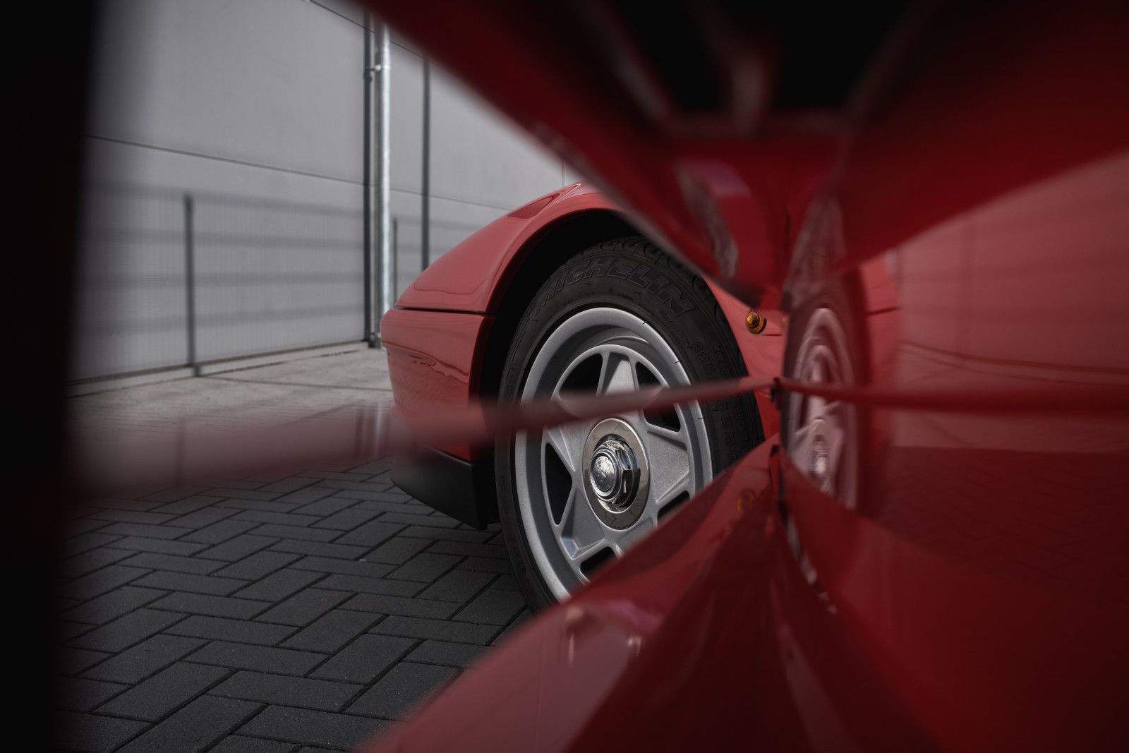 Fahrzeugabbildung Ferrari Testarossa - 2. Hd.- wenig KM - dt. Auto - TOP!