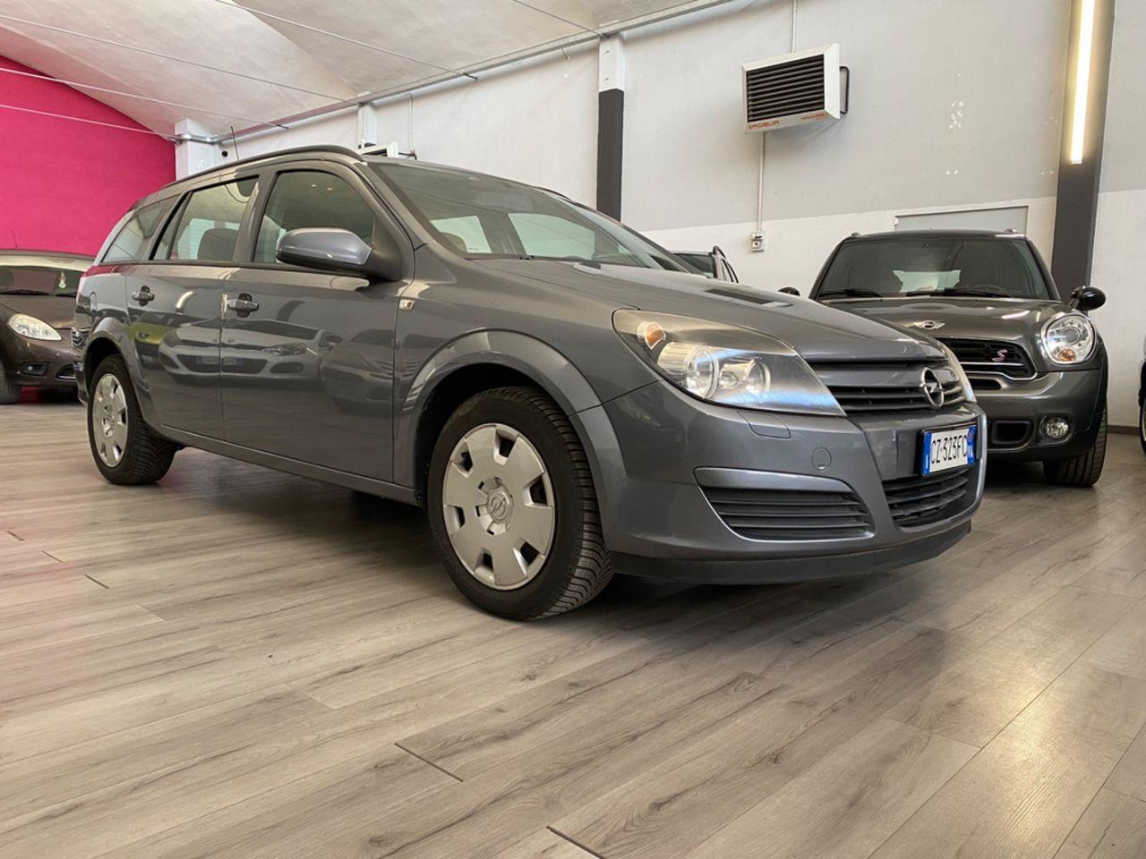 Opel Astra 2005 — rear view