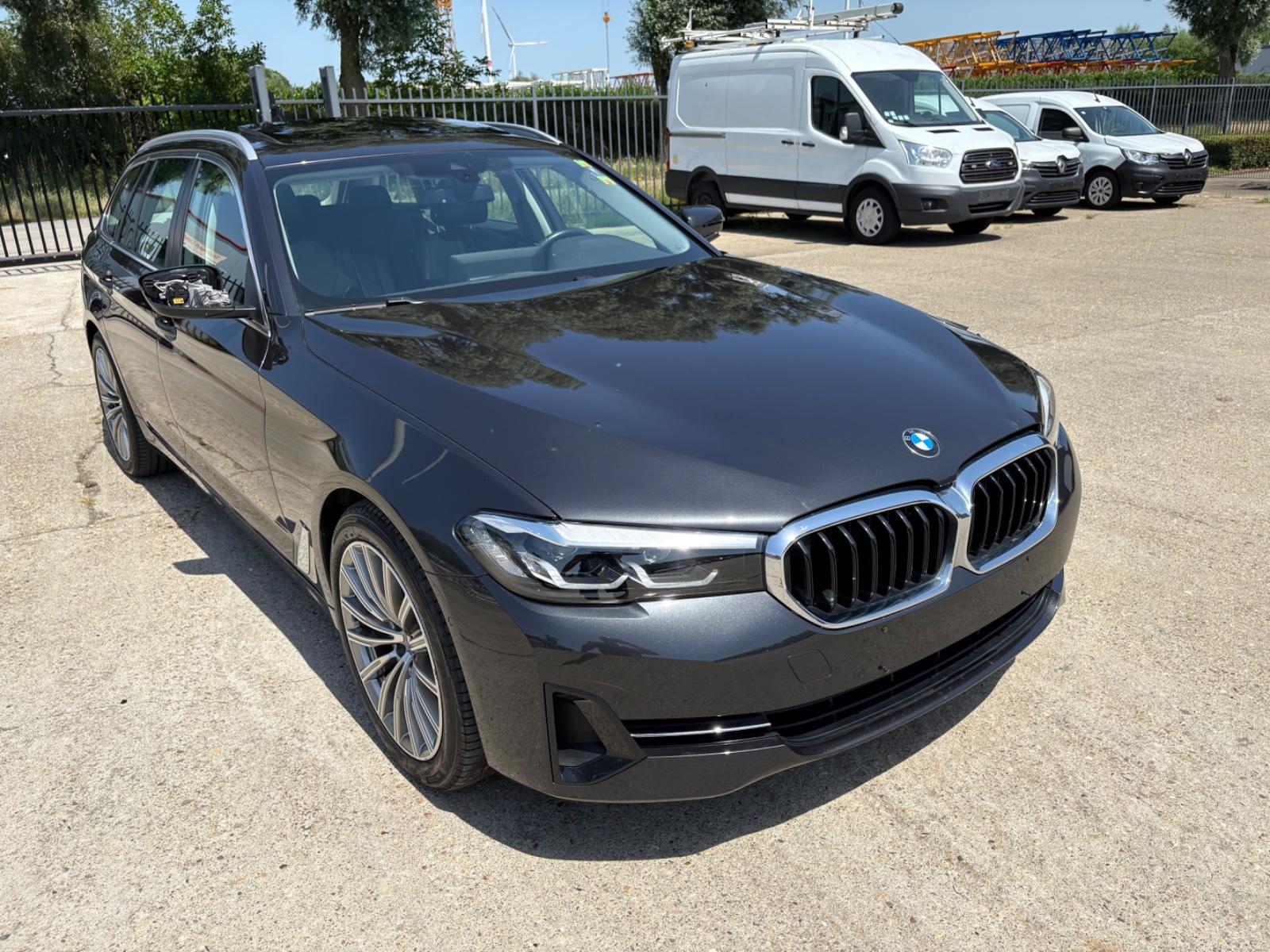 BMW 520i FACELIFT MILD HEV /PANO / LED  / AMBIENTE