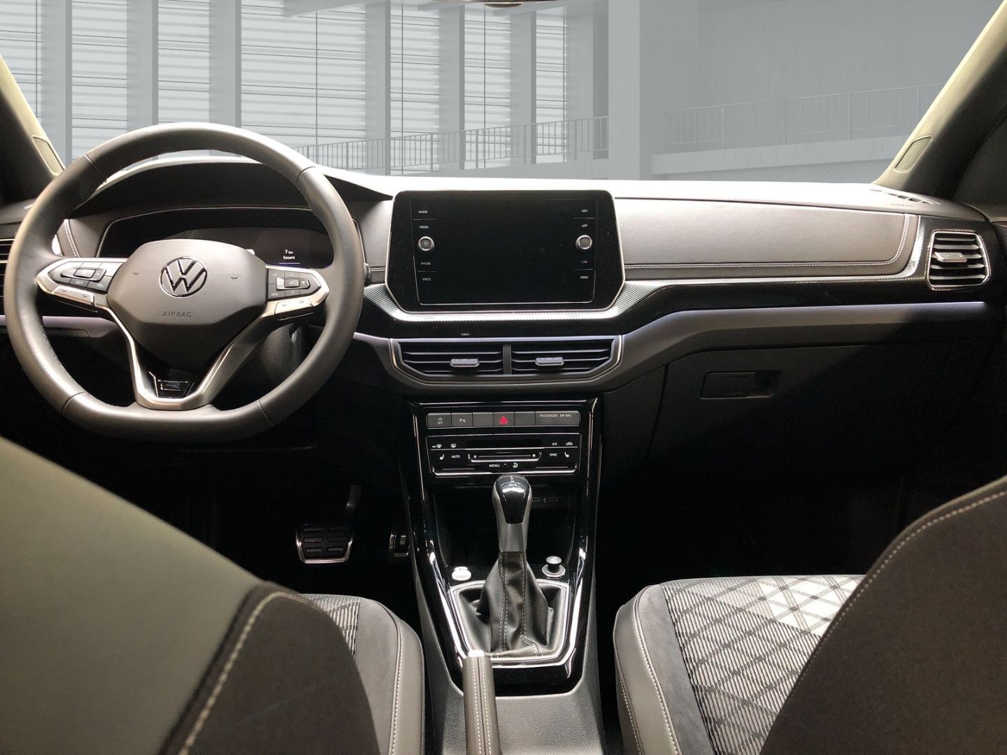 Fahrzeugabbildung Volkswagen T-Cross R-Line 1.0 TSI DSG Sportpaket AHK-abnehm