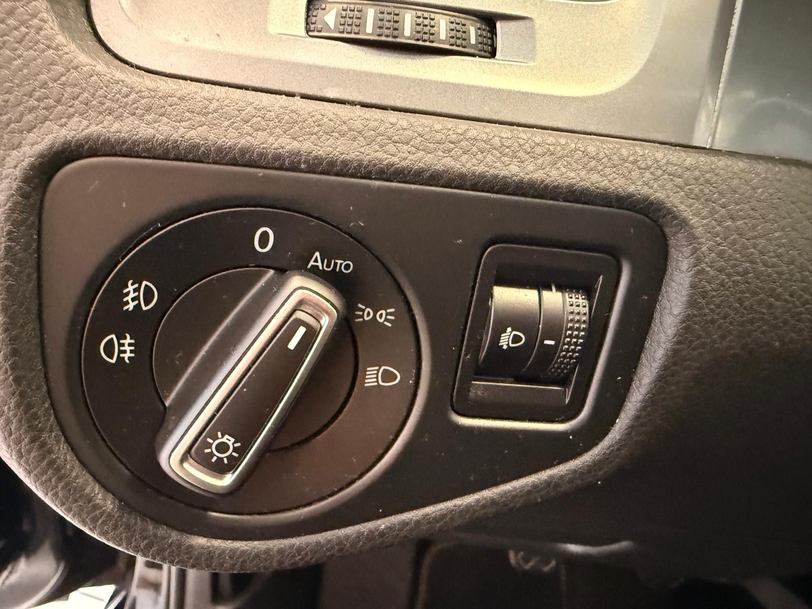 Fahrzeugabbildung Volkswagen Golf VII Lim. Lounge BMT / KLIMA / NAVI /