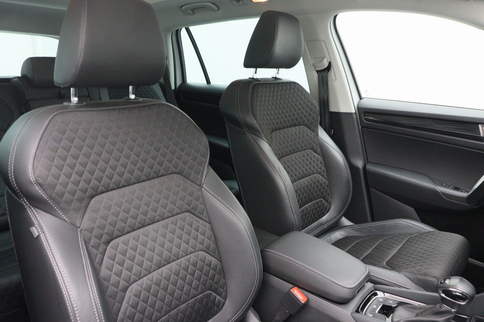 Fahrzeugabbildung SKODA Kodiaq Style 4x4 DSG AHK Panorama Kamera19"