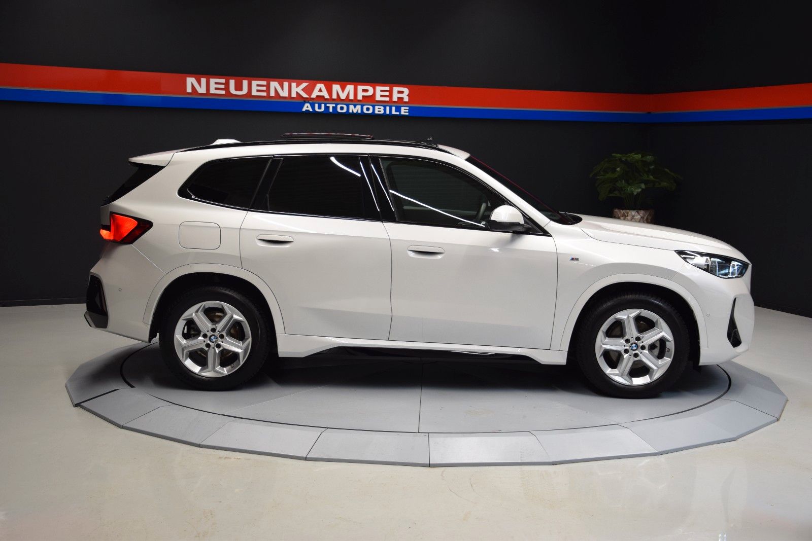 Fahrzeugabbildung BMW X1 18 i sDrive M Sport Pano LED Leder h/k Memory