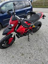 Ducati Hypermotard 939 mit Akrapovic-Auspuff - DUCATI HYPERMOTARD 939