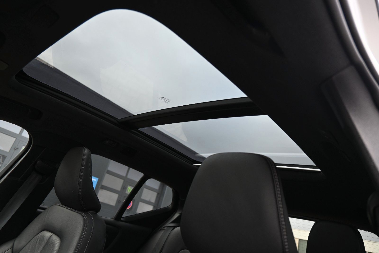 Fahrzeugabbildung Volvo XC40 T3 R Design *PANO*RFK*H&K*Leder*