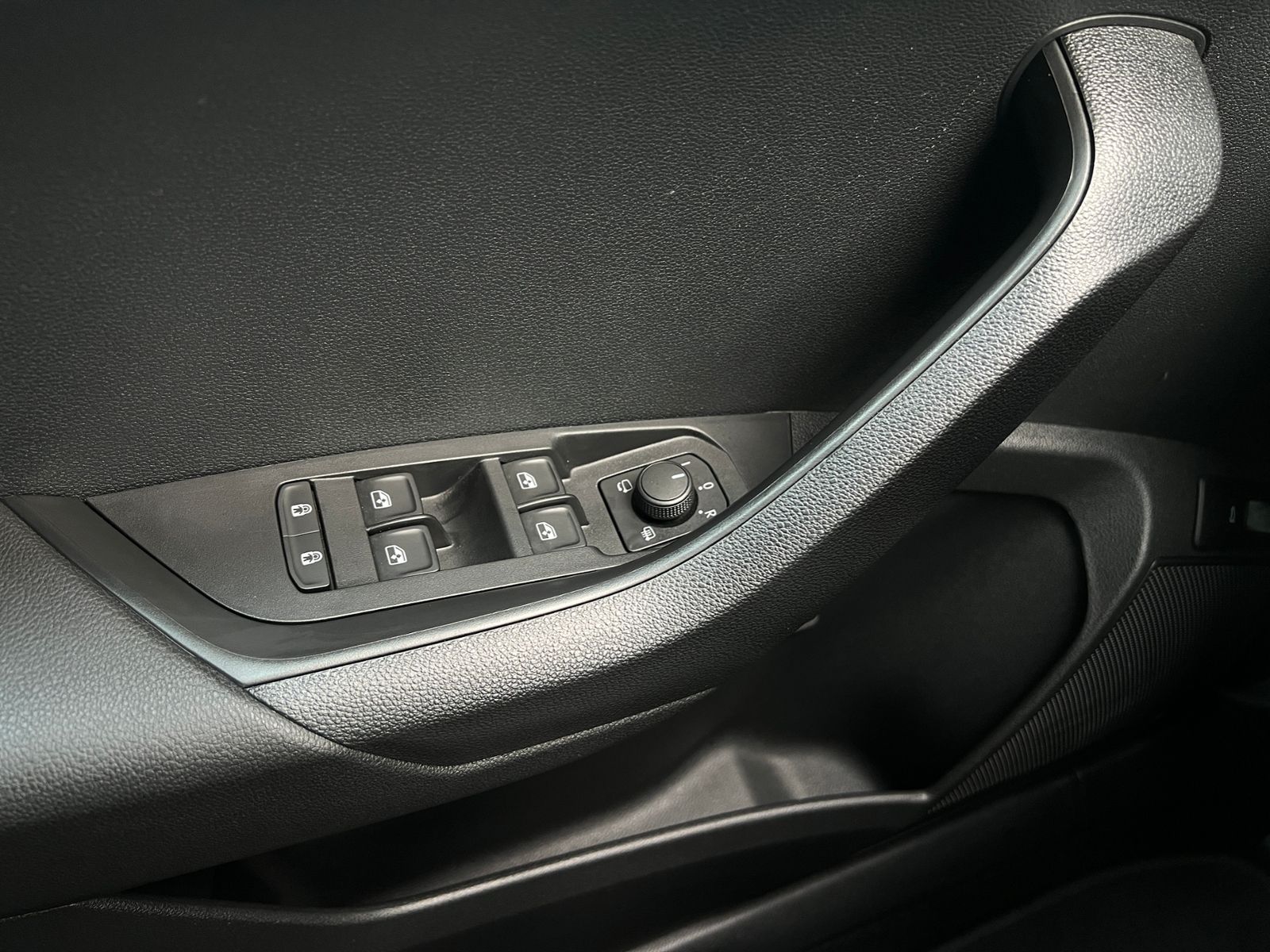 Fahrzeugabbildung SKODA Karoq Clever 2.0 TDI *TravelAssist, Navi, KESSY*