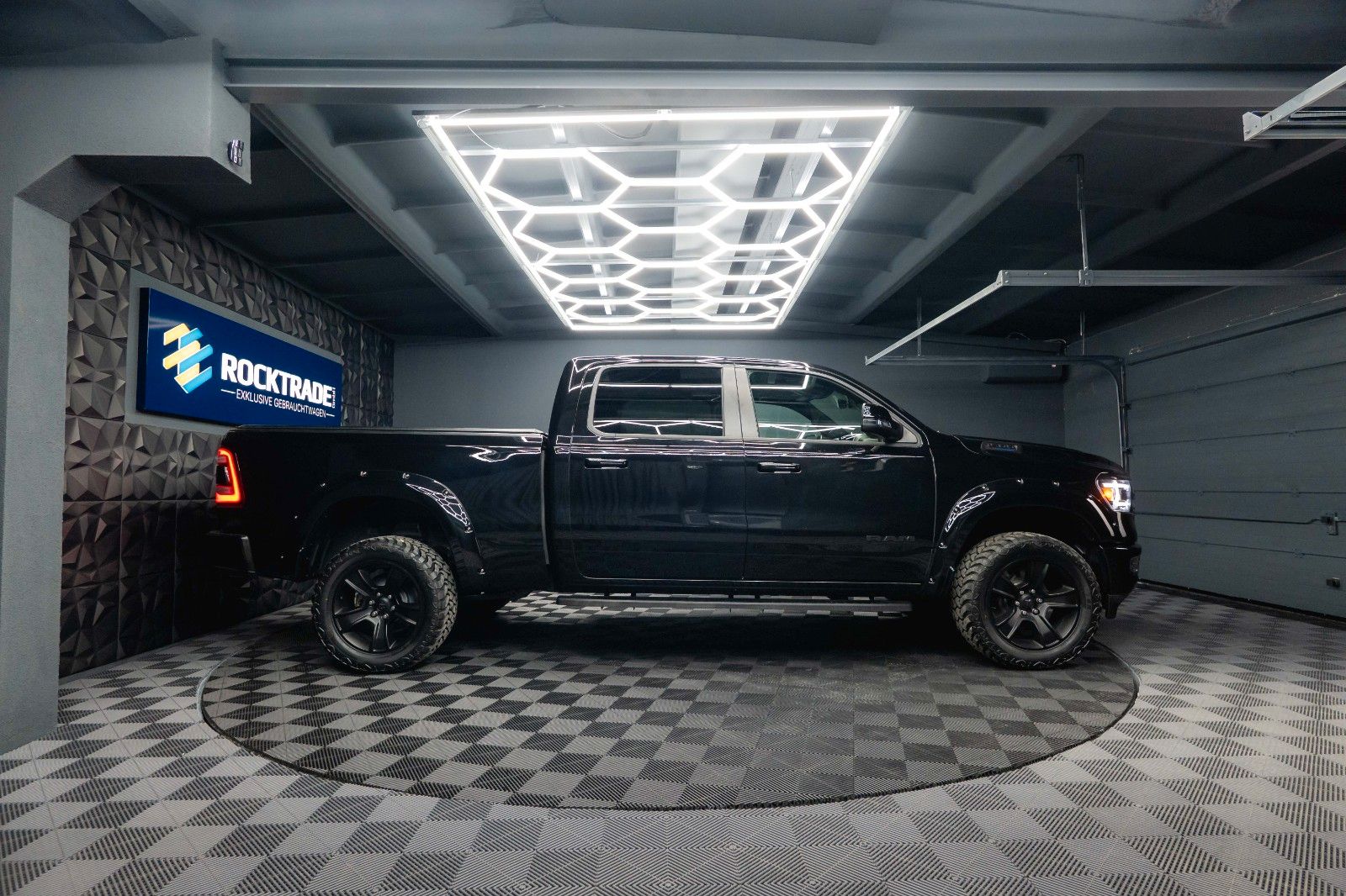 Fahrzeugabbildung Dodge RAM 5.7 V8 HEMI 4x4 BLACK EDITION Longbed 19%