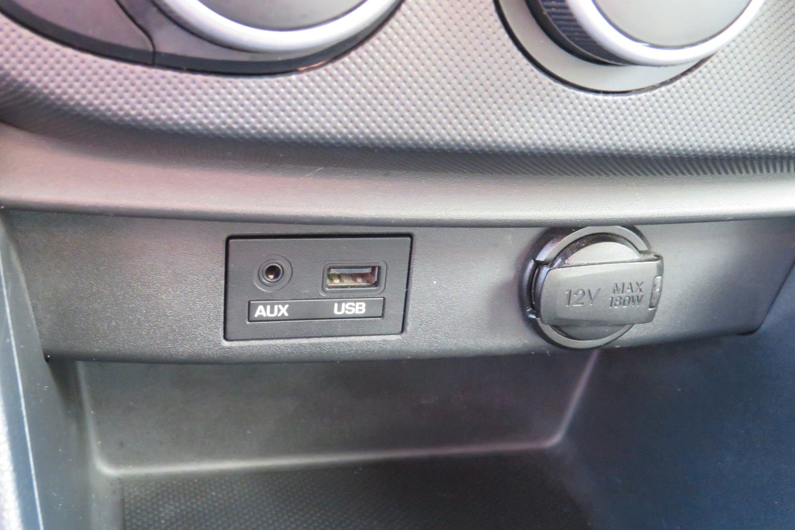 Fahrzeugabbildung Hyundai i10 4-TÜREN KLIMA PDC ALU SCHECKHEFT