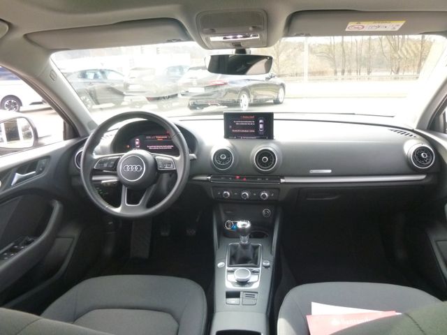 Fahrzeugabbildung Audi A3 Limo 35 TFSI >S Line/PANO/NAV/LED/Sitzheiz<