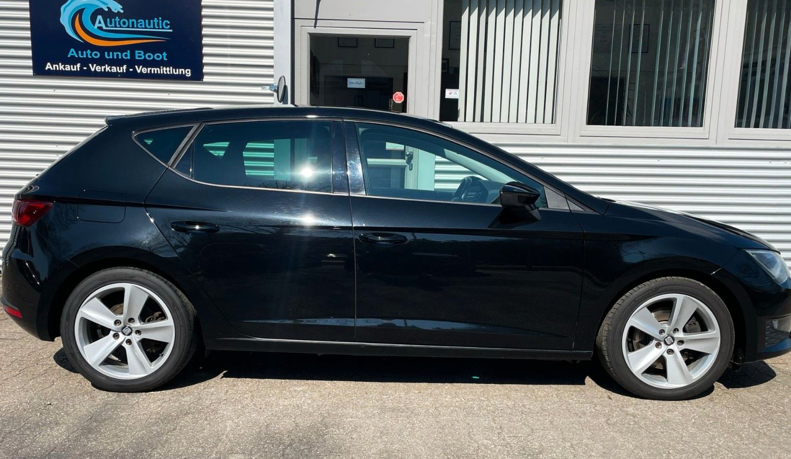 Fahrzeugabbildung SEAT Leon 2.0TDI FR DSG KLIMAAUT LEDER NAVI LED 2.Hd