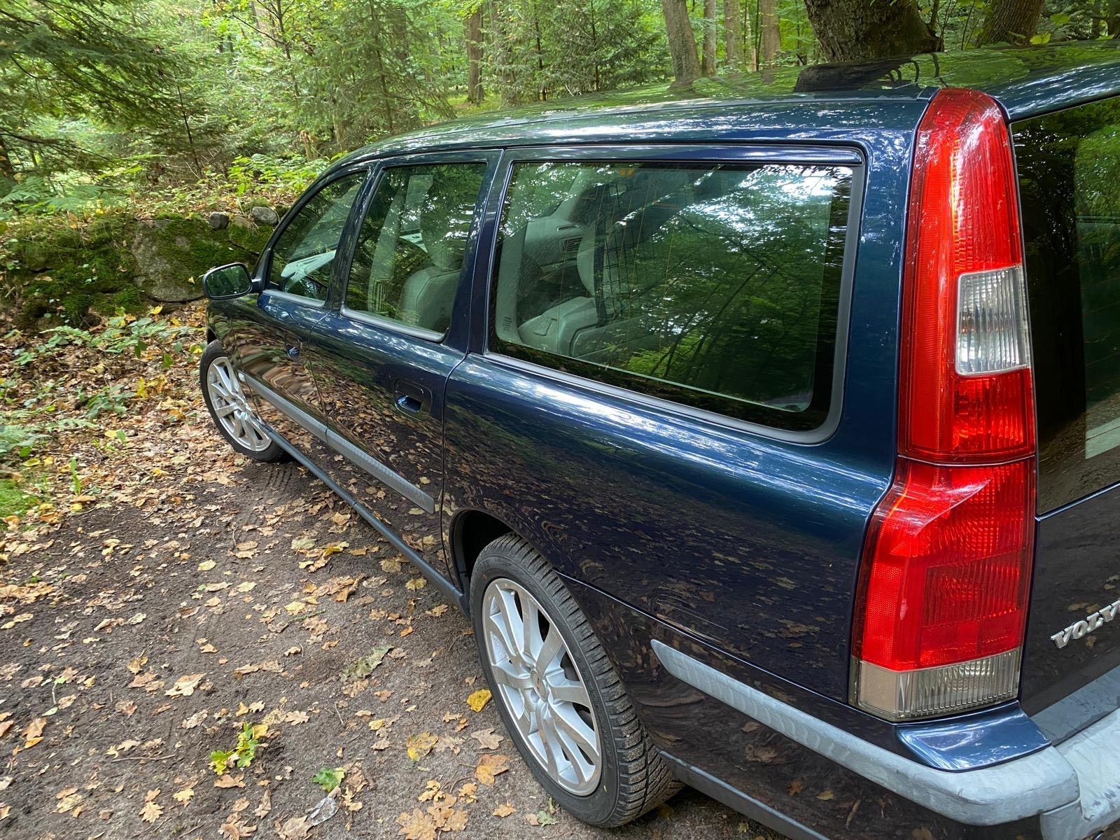 Volvo V70 2004 — вигляд ззаду