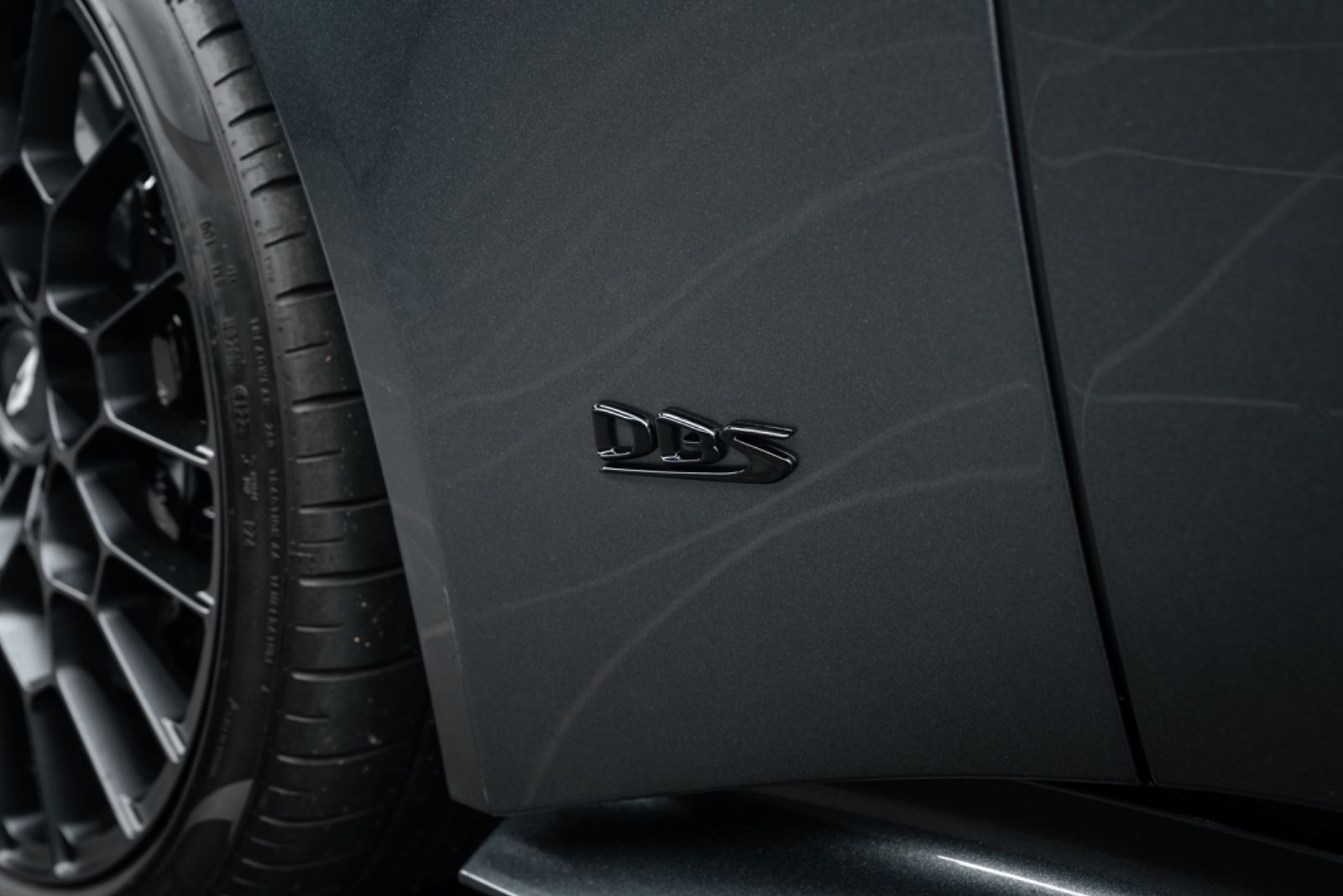 Fahrzeugabbildung Aston Martin DBS 770 Ultimate Volante 1 OF 199/CARBON/BUCKET