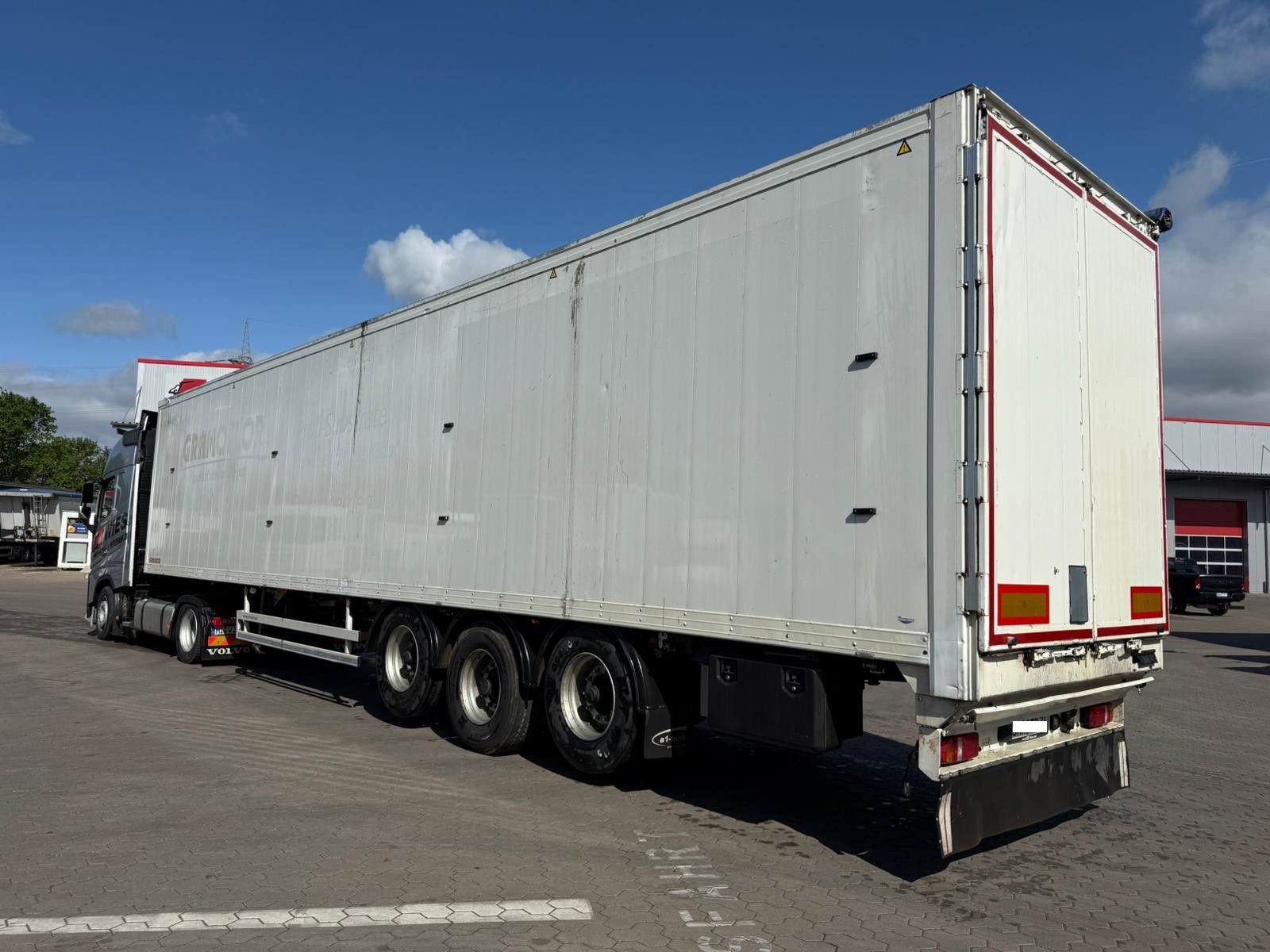 Fahrzeugabbildung Reisch Schubboden 92m³ 1+3 Achse liftbar TÜV Neu