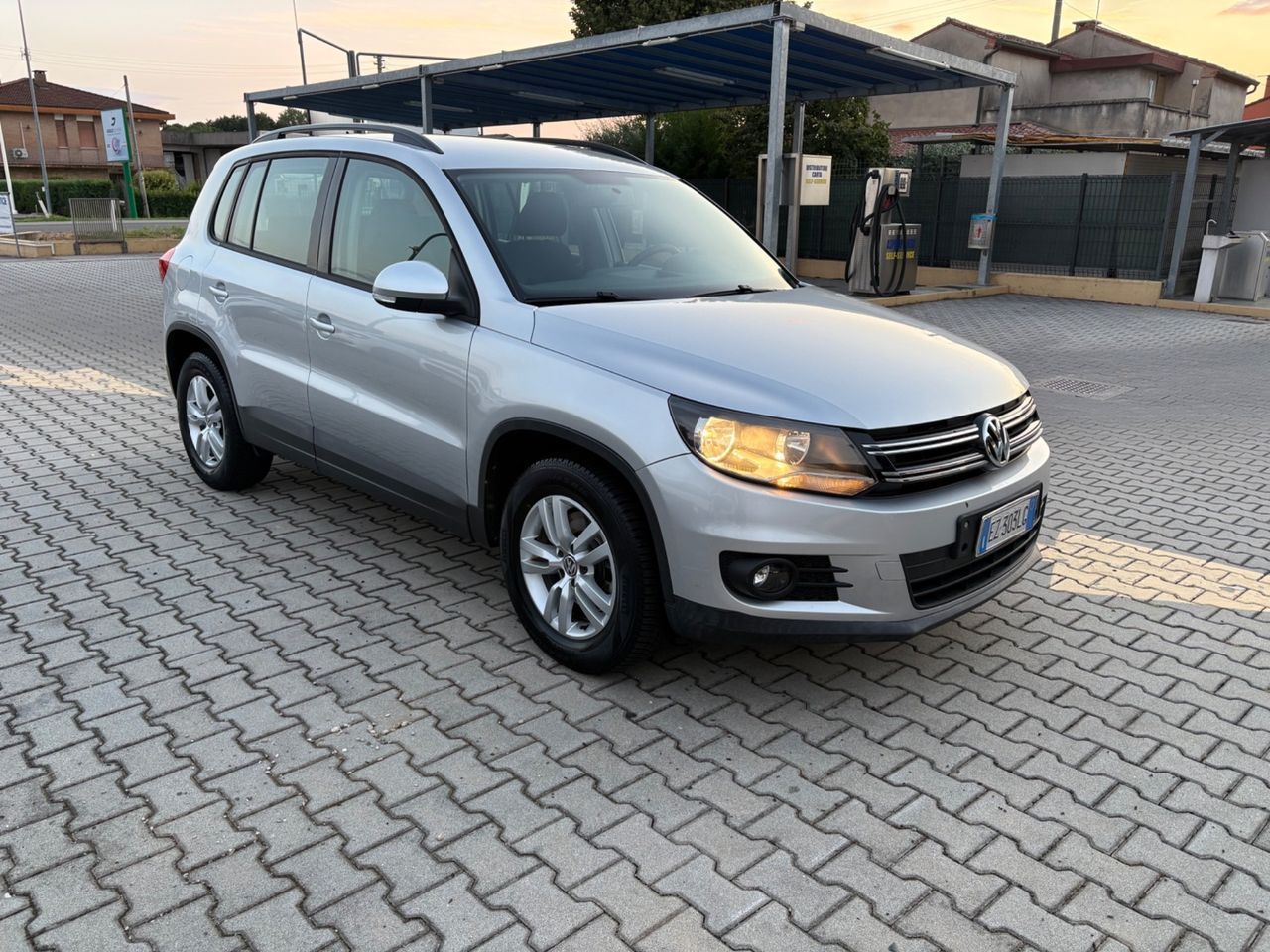 Volkswagen Tiguan - 1