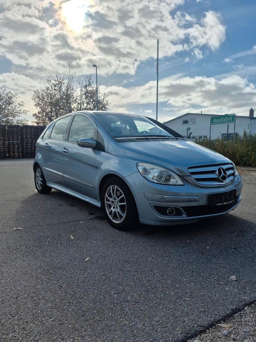 Mercedes-Benz B200 2005 — вигляд ззаду