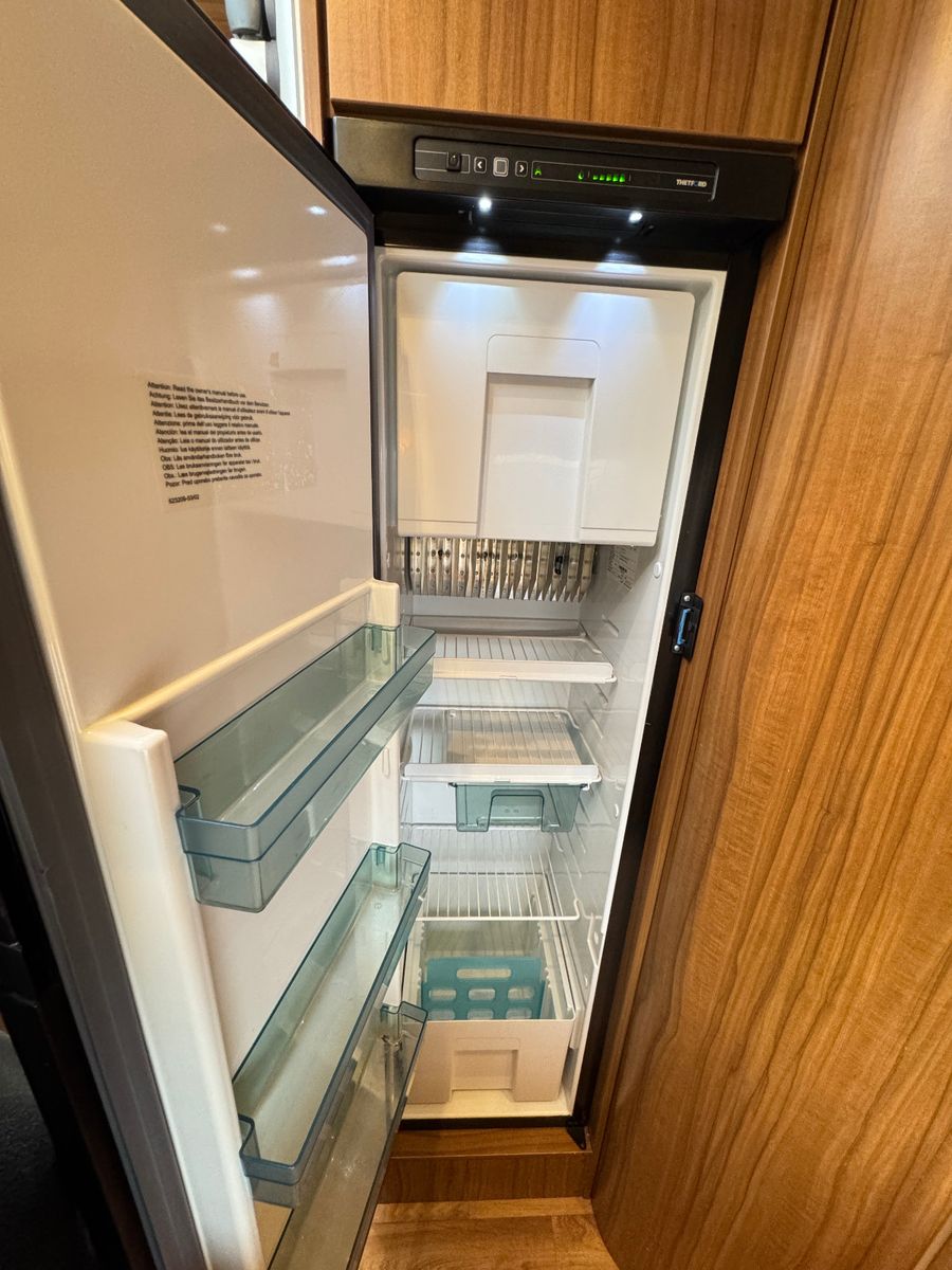 Fahrzeugabbildung HYMER / ERIBA / HYMERCAR B 678 PREMIUM LINE LITIHIUM 200 SOLAR SAT 1.HAND