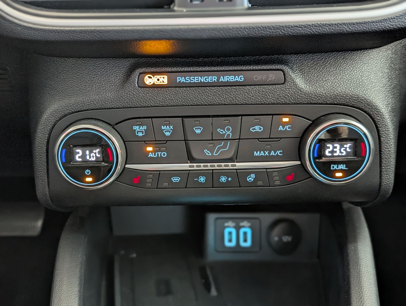 Fahrzeugabbildung Ford Focus Cool & Connect TEMP KAM LED SHZ CARPLAY