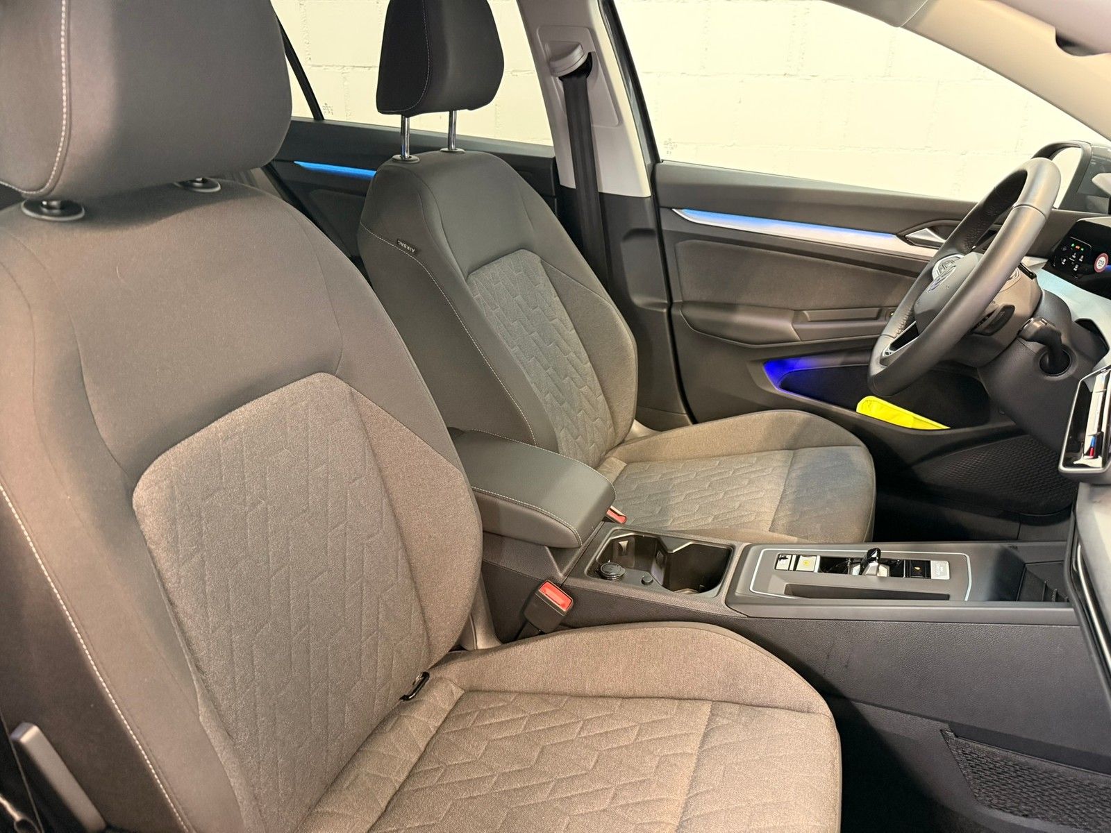 Fahrzeugabbildung Volkswagen Golf VIII 1.5 TSI eHybrid 150 kW Life +Navi +Kam