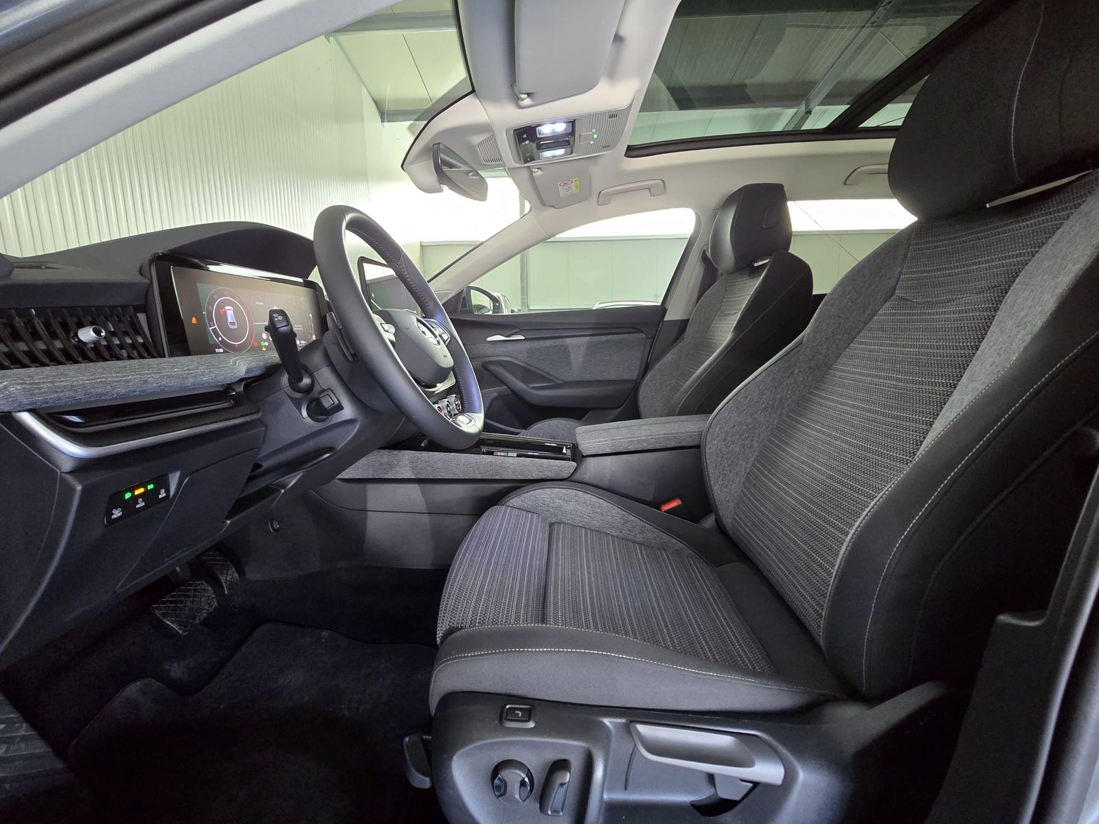 Fahrzeugabbildung SKODA Superb 2.0 TDI 4x4 Selection MATRIX*AHK*PANO*19"