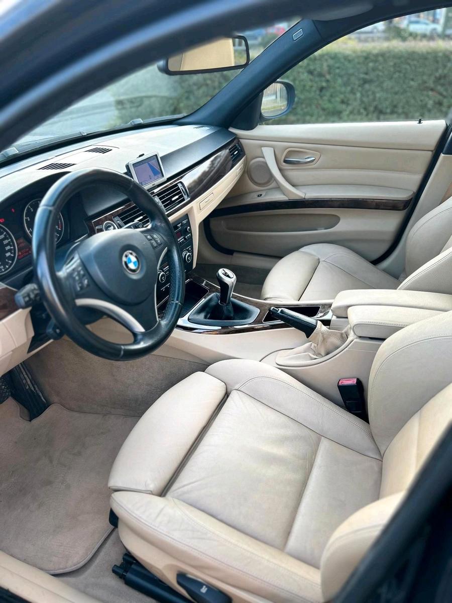 BMW 318 2010 — photo 7