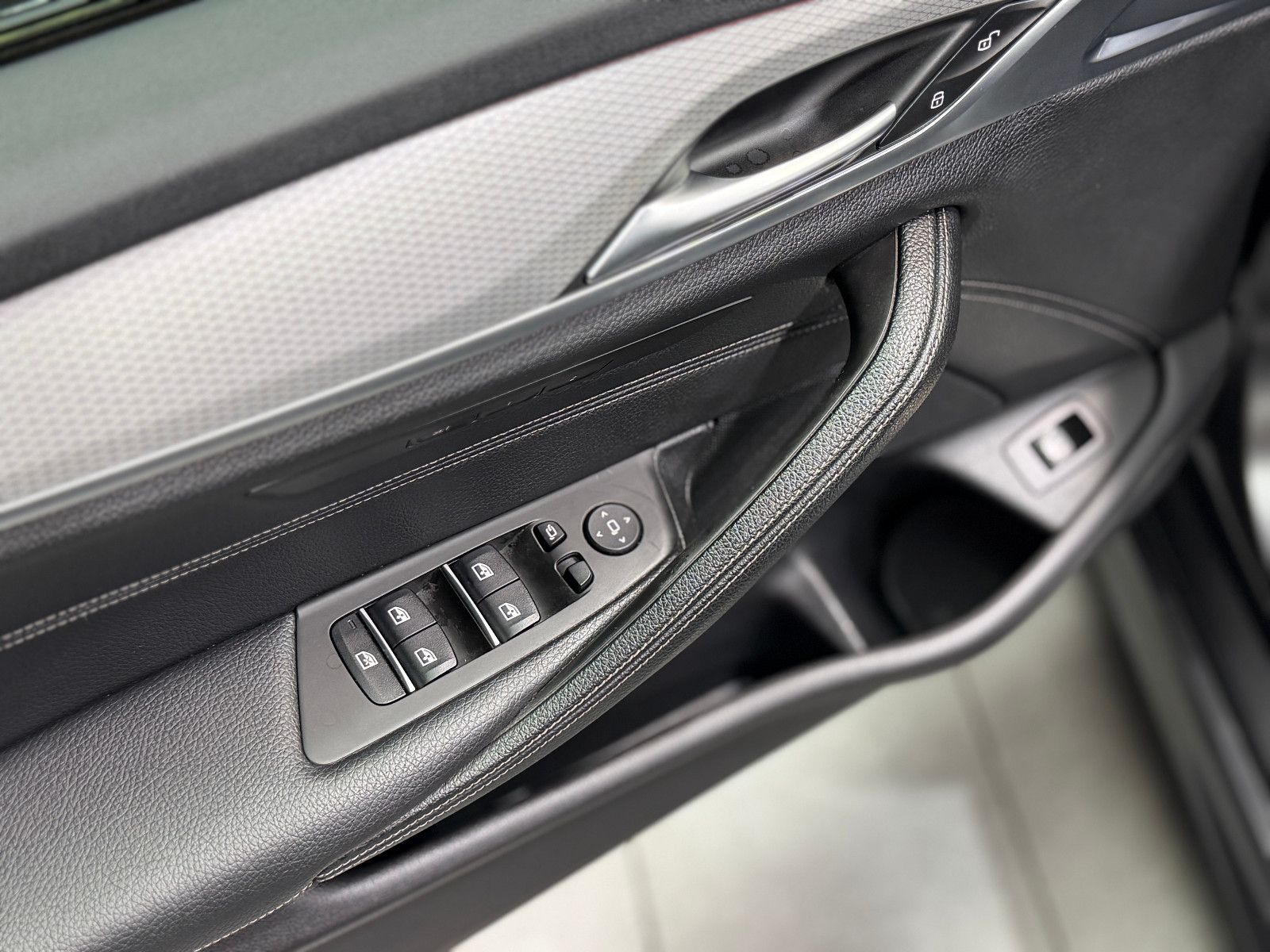 Fahrzeugabbildung BMW 540i Touring xDrive M Sport|HIFI|HuD|PANO|KEYLES