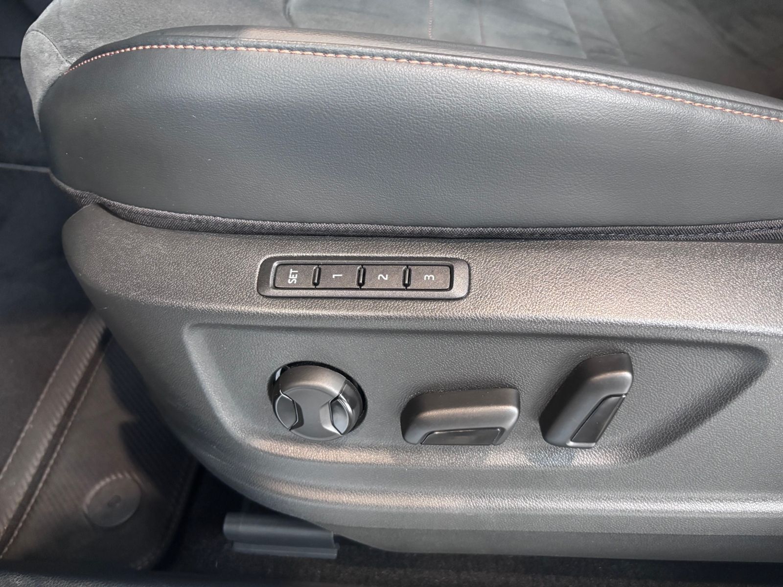 Fahrzeugabbildung CUPRA Ateca 4Drive PANO BEATS ACC LED