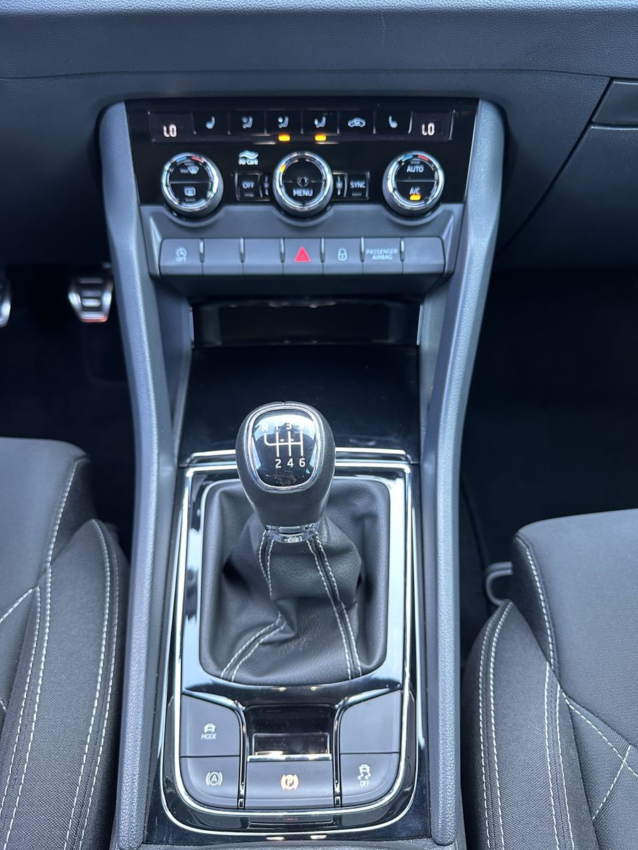 Fahrzeugabbildung SKODA Karoq 1.5 TSI Sportline NAV+LED+CARPLAY+TEMPOMAT