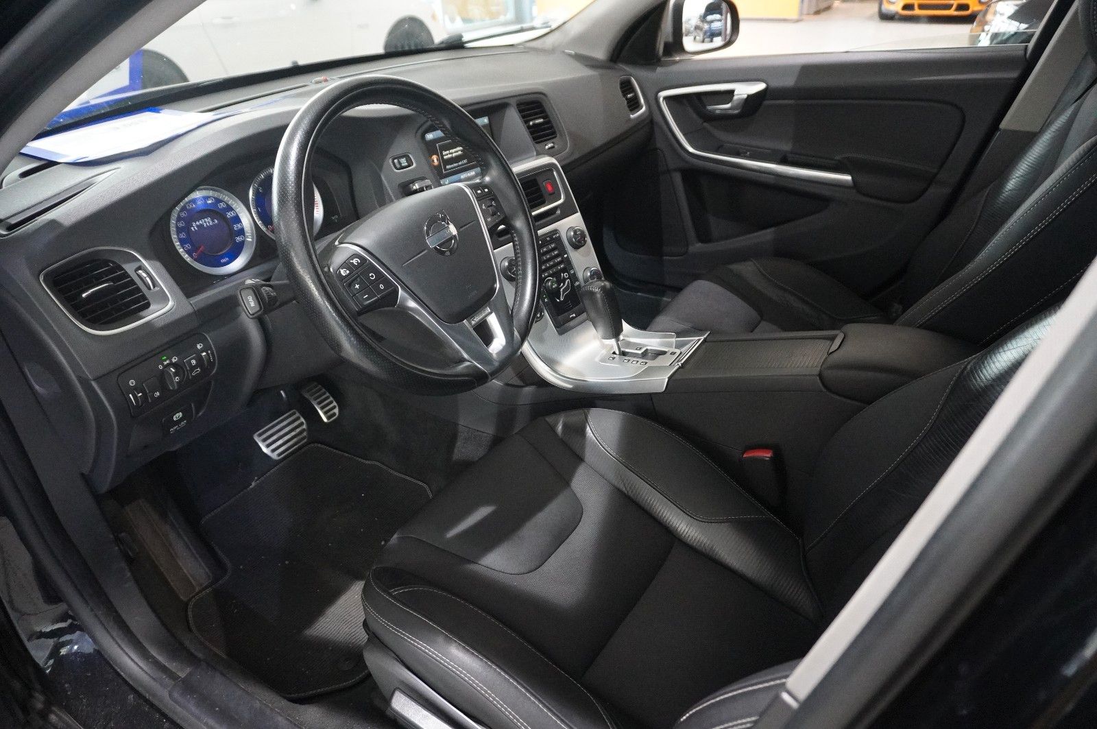 Fahrzeugabbildung Volvo V60 Kombi D4 R-DESIGN NAVI/LED/SHZPDC/AHK