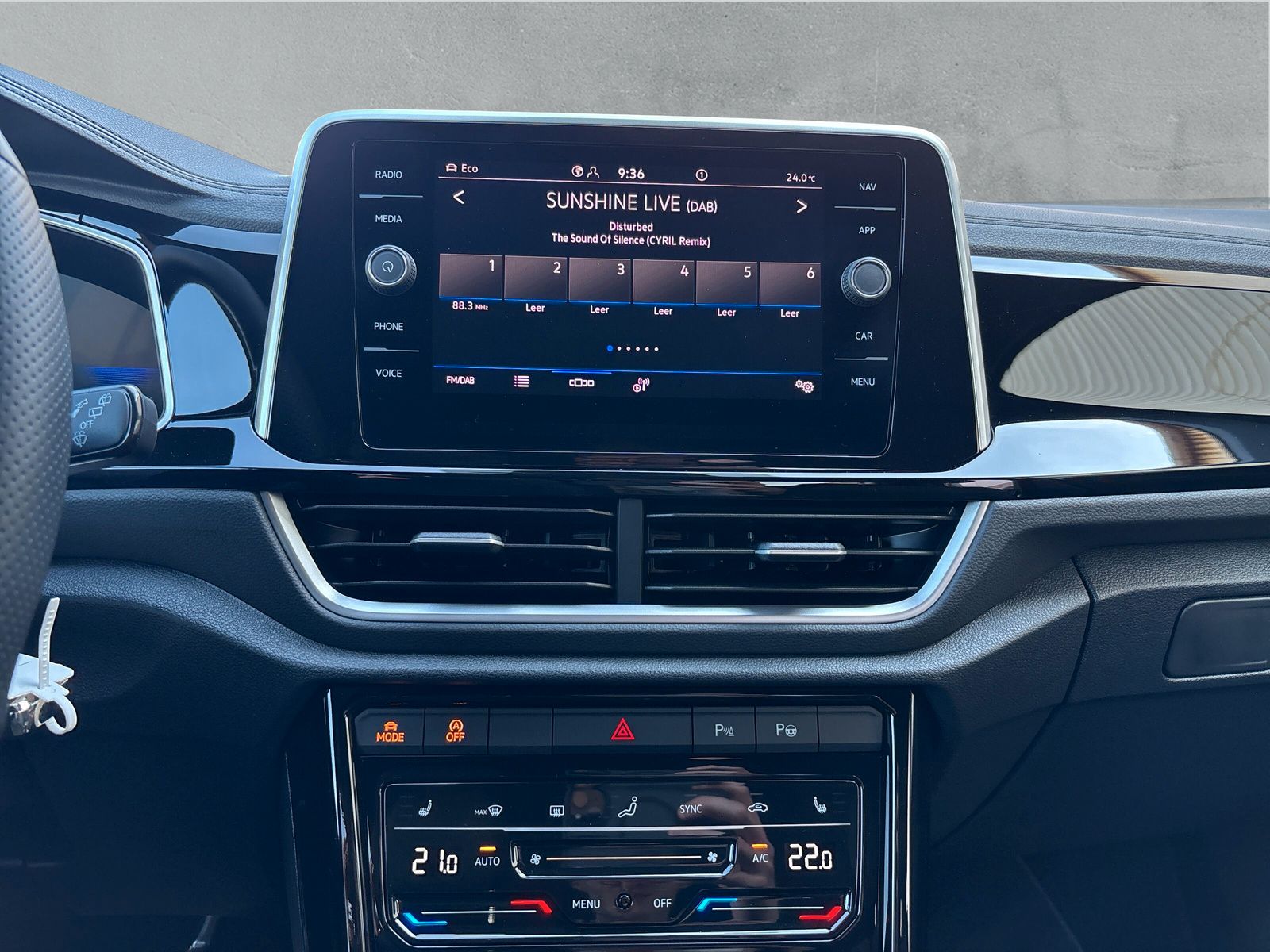 Fahrzeugabbildung Volkswagen T-Roc 1.5 TSI R-Line AHK Kamera SHZ