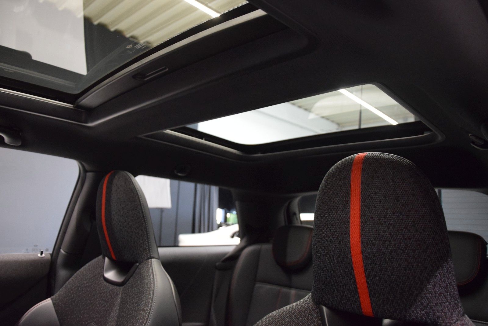 Fahrzeugabbildung MINI Cooper C John Cooper Works Trim L HuD Leder Ambi