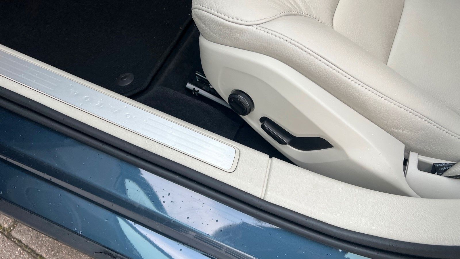 Fahrzeugabbildung Volvo V60 T6 PHEV AWD Essential *Leder*PDC*LHZG*