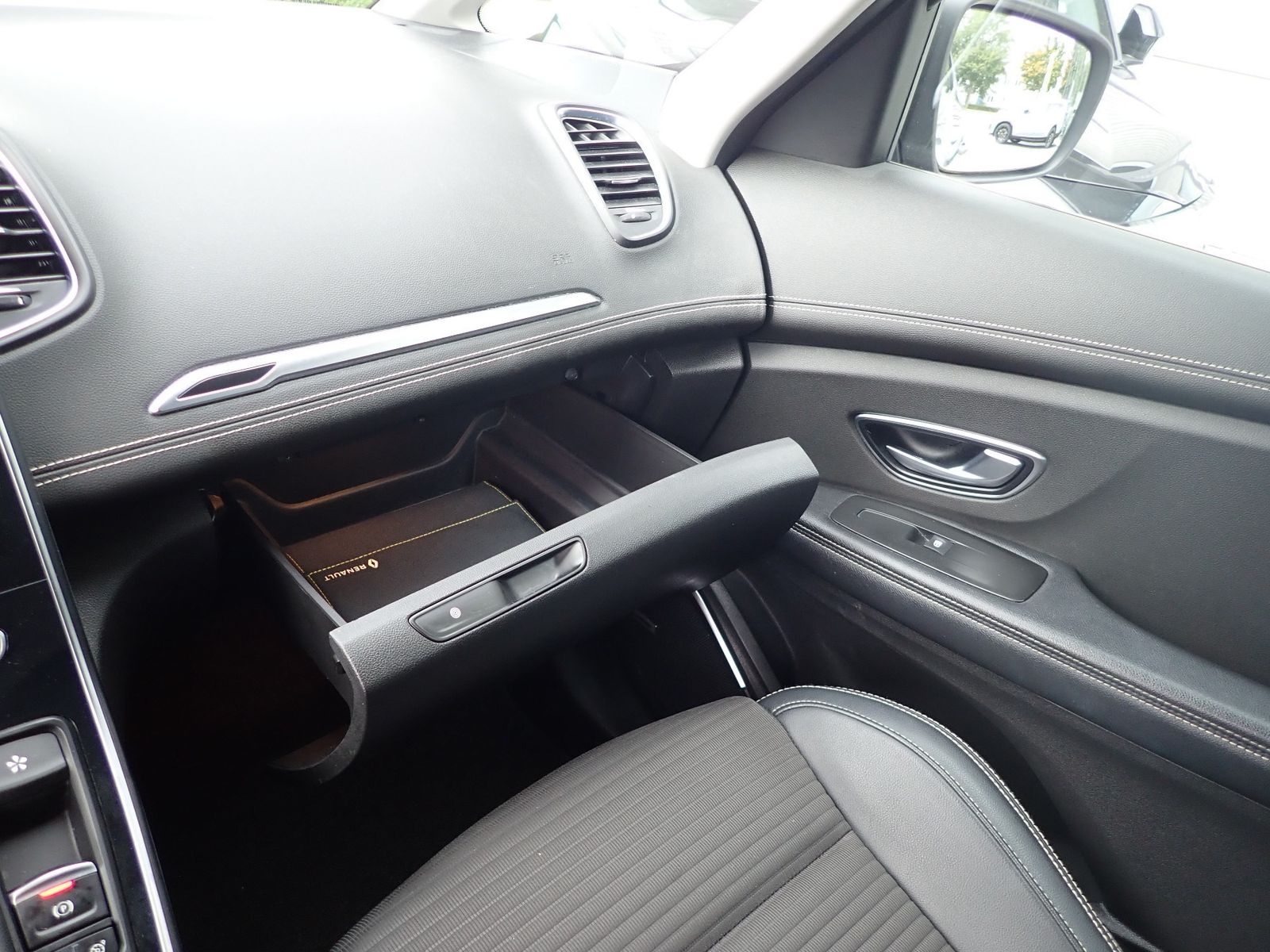 Fahrzeugabbildung Renault Grand Scenic TCe 160 BOSE EDITION 7-SITZER/NAVI/