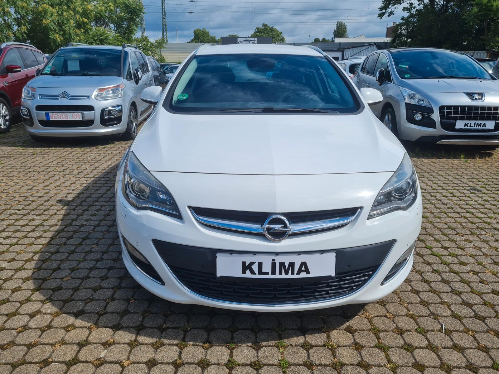 Opel Astra 2012 — rear view