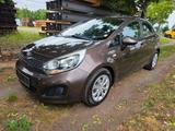 Kia Rio Attract - Kia Rio: Attract