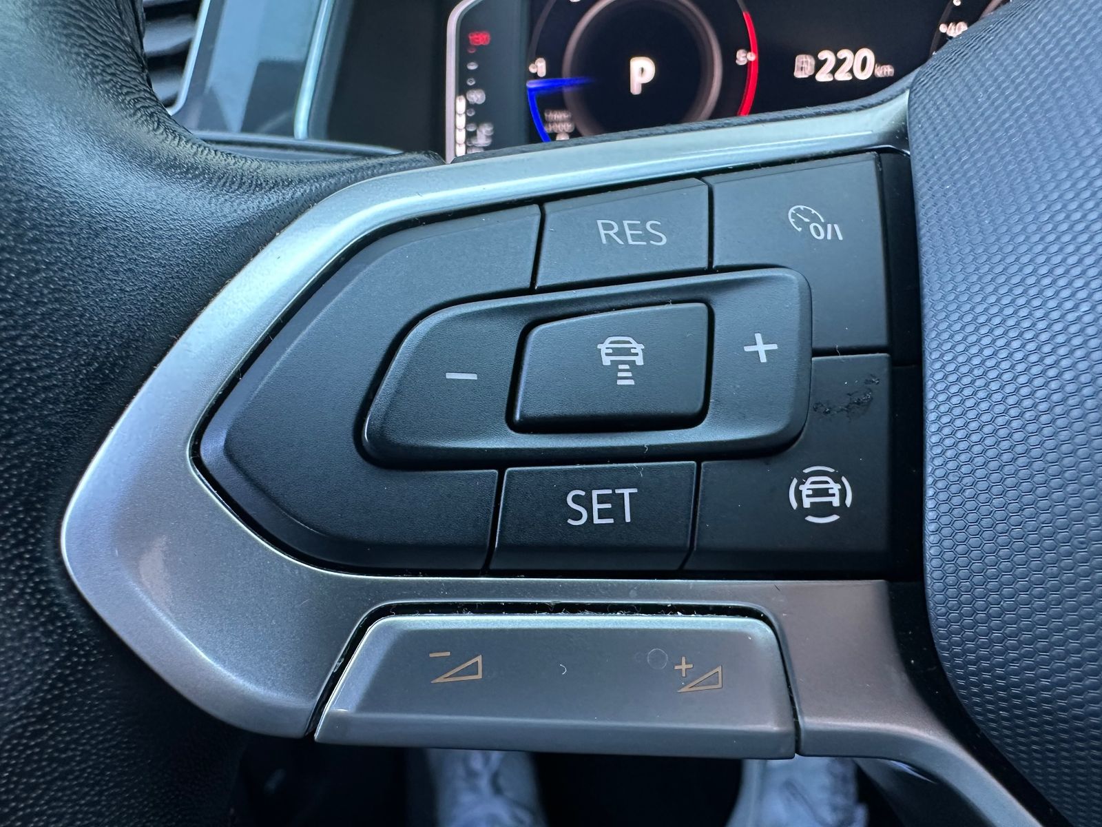 Fahrzeugabbildung Volkswagen Tiguan 2.0 TDI DSG 4Motion Life NAV+IQ-LIGHT