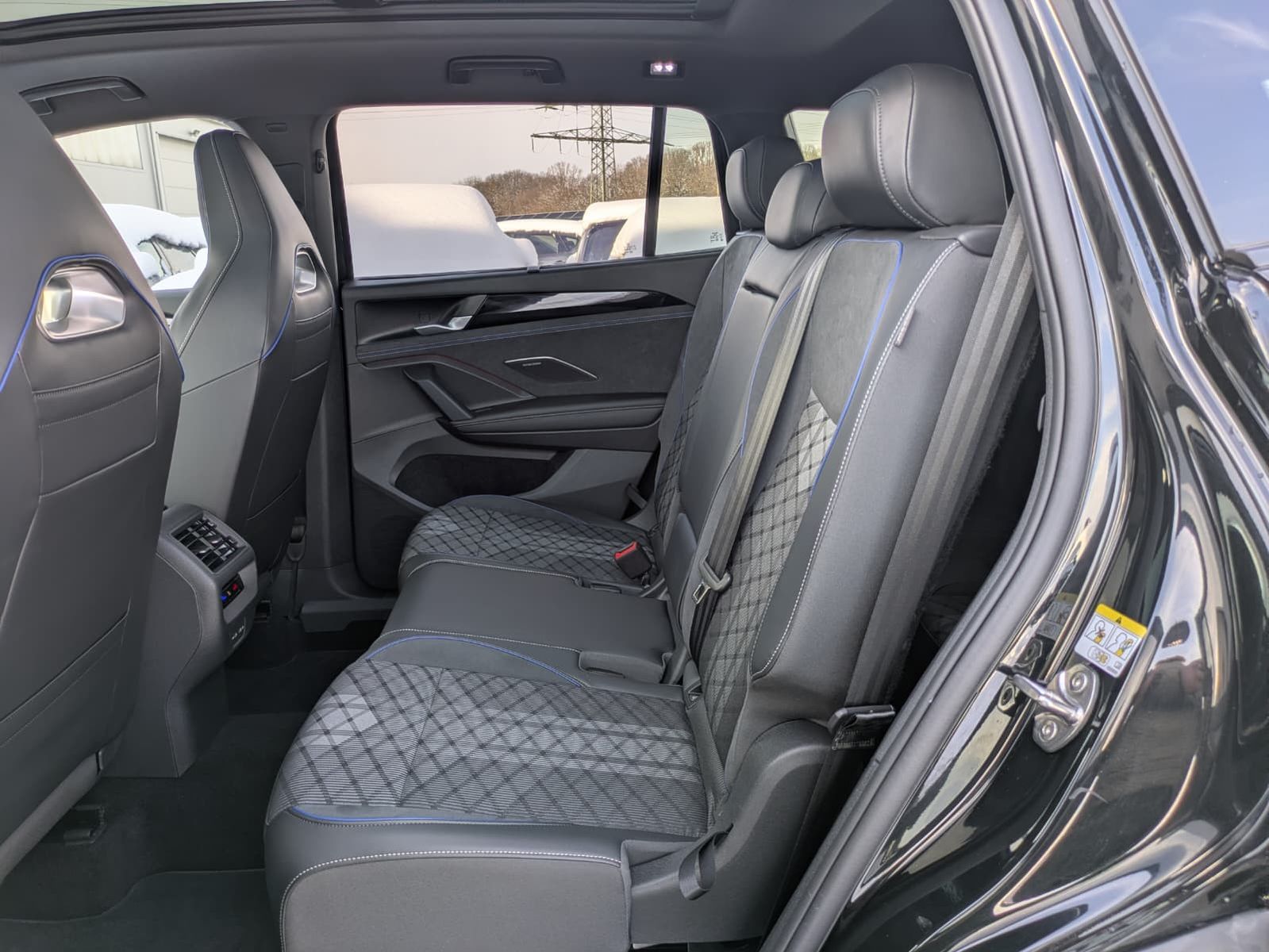 Fahrzeugabbildung Volkswagen Tayron 2.0 TDI 4M R-Line 7Si*MATRIX*AHK*PANO*HUD