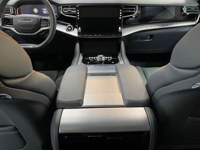 Fahrzeugabbildung Jeep GRAND WAGONEER 6.4L V-8 LPG NIGHT VIEW 1. HAND