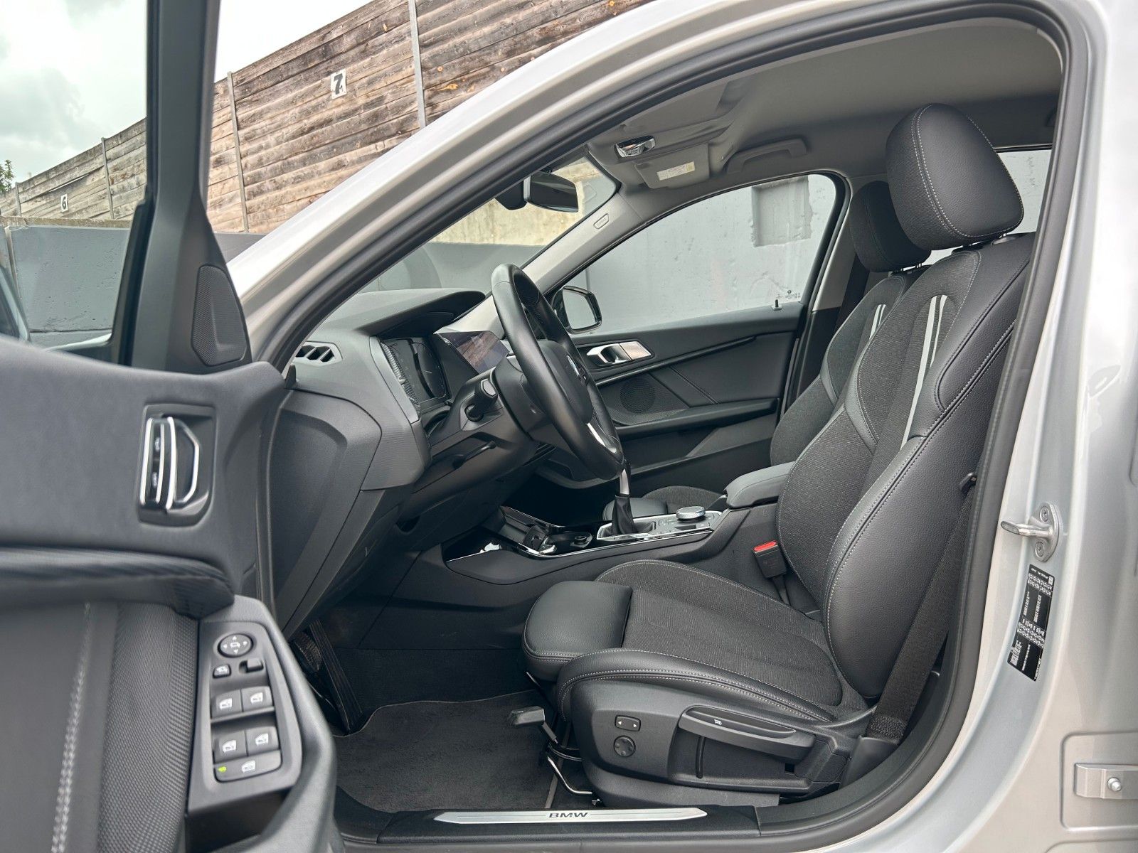 Fahrzeugabbildung BMW 118i Sport Line Kamera Navi SHZ LED GRA Leder