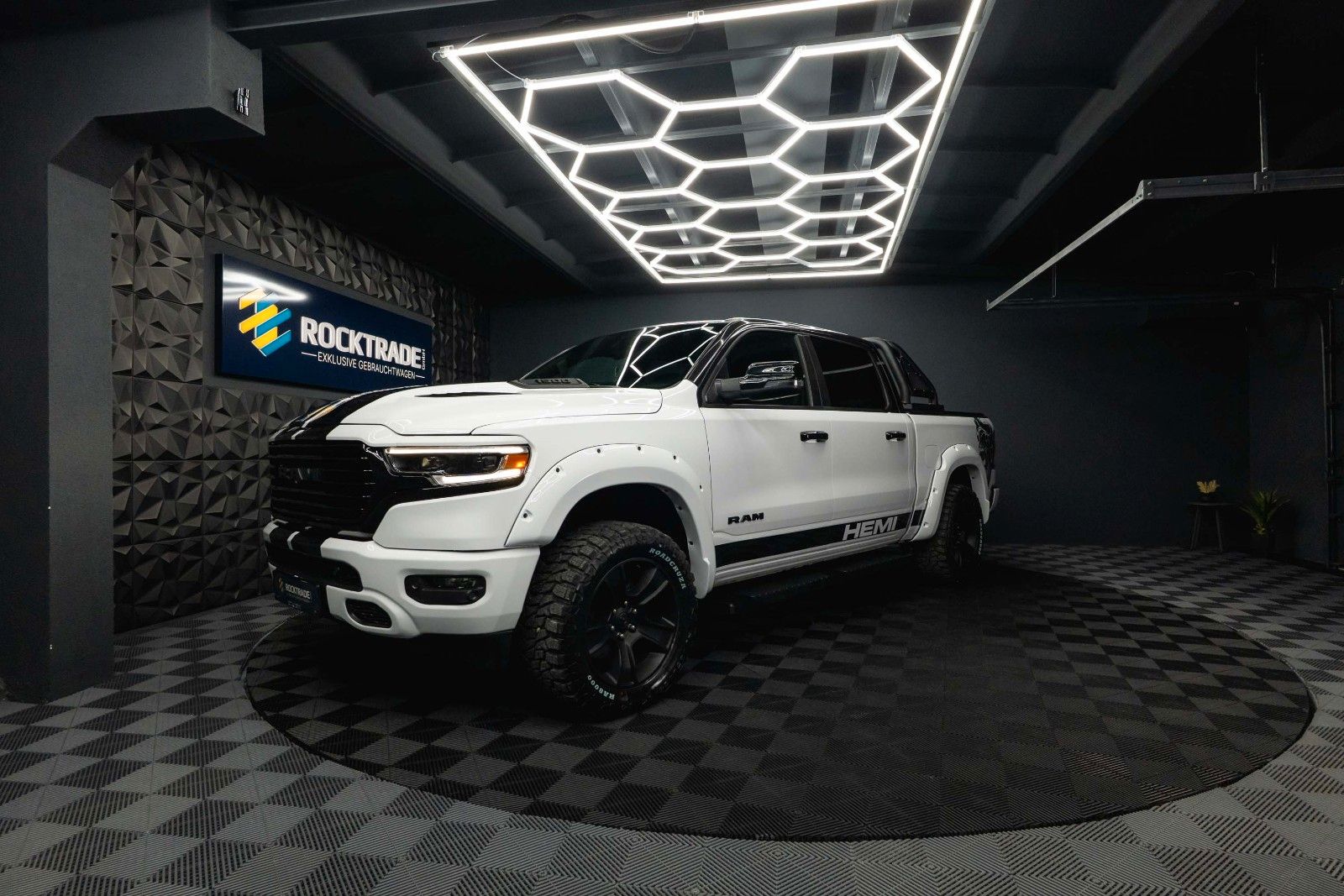 Fahrzeugabbildung Dodge RAM 5.7 V8 HEMI OFFROAD Night Limited 19% LED