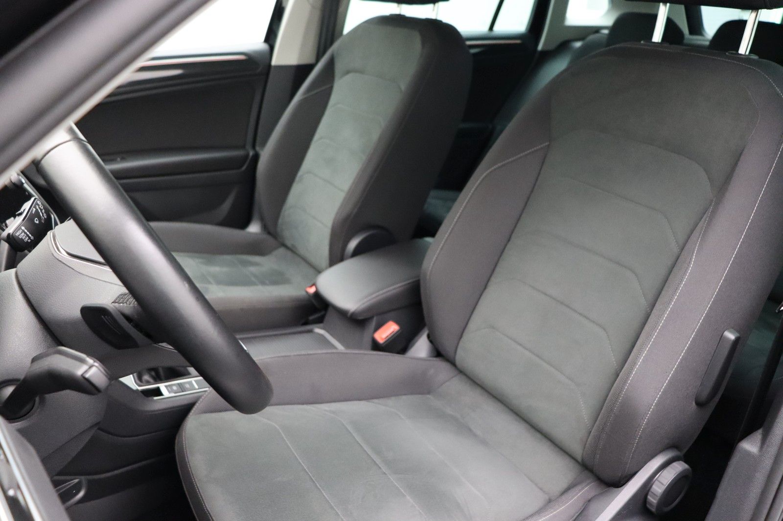 Fahrzeugabbildung Volkswagen Tiguan Elegance 2.0 ACC Matrix AHK