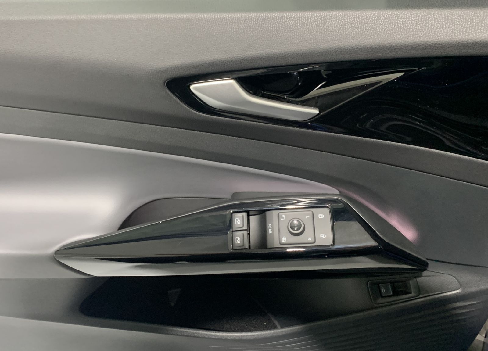 Fahrzeugabbildung Volkswagen ID.4 Pro Performance*IQ.LIGHT*HUD*Cam*Leder*Pano