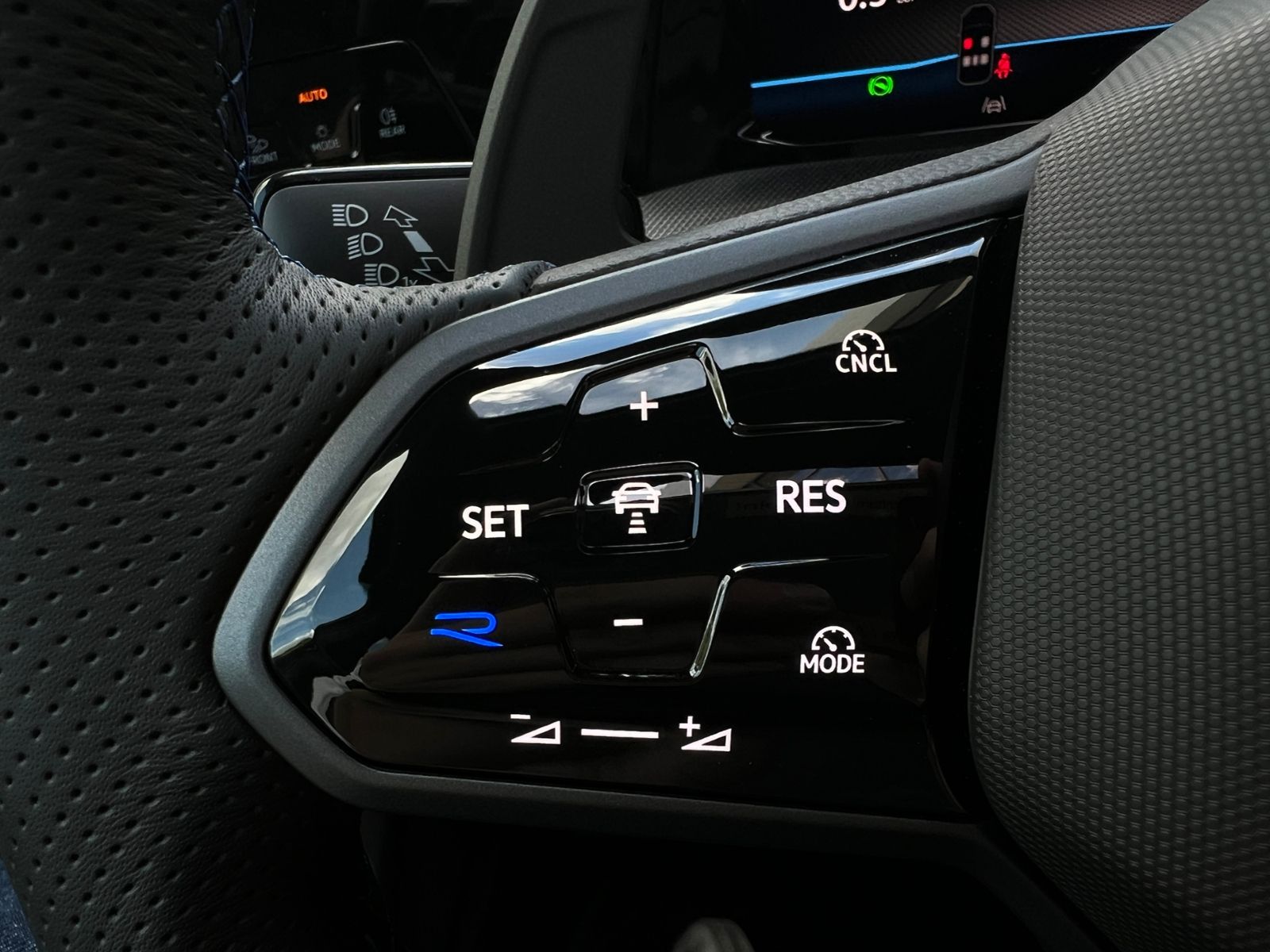 Fahrzeugabbildung Volkswagen Golf R 2.0 TSI DSG 4MOTION *R-Performance,Pano,H